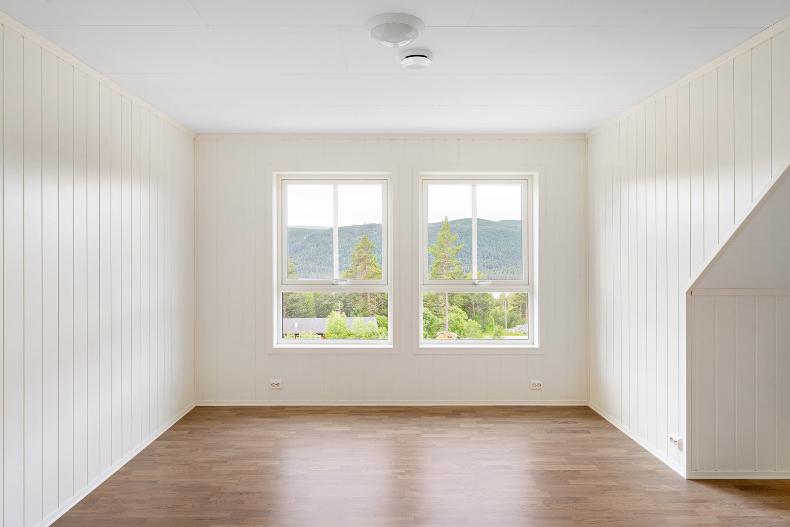 Lofts-stue med flott utsikt til Skurdalsfjorden og fjellet Galleribilde