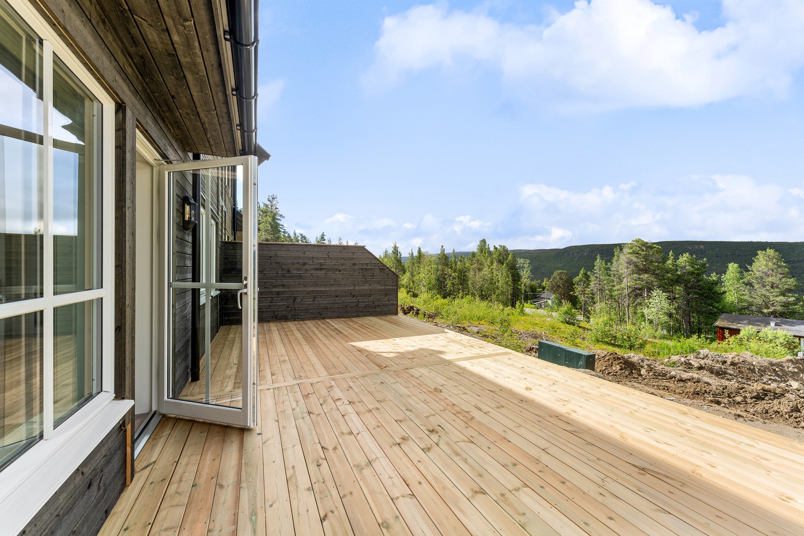 Stor veranda med skillevegg mellom enhetene Galleribilde