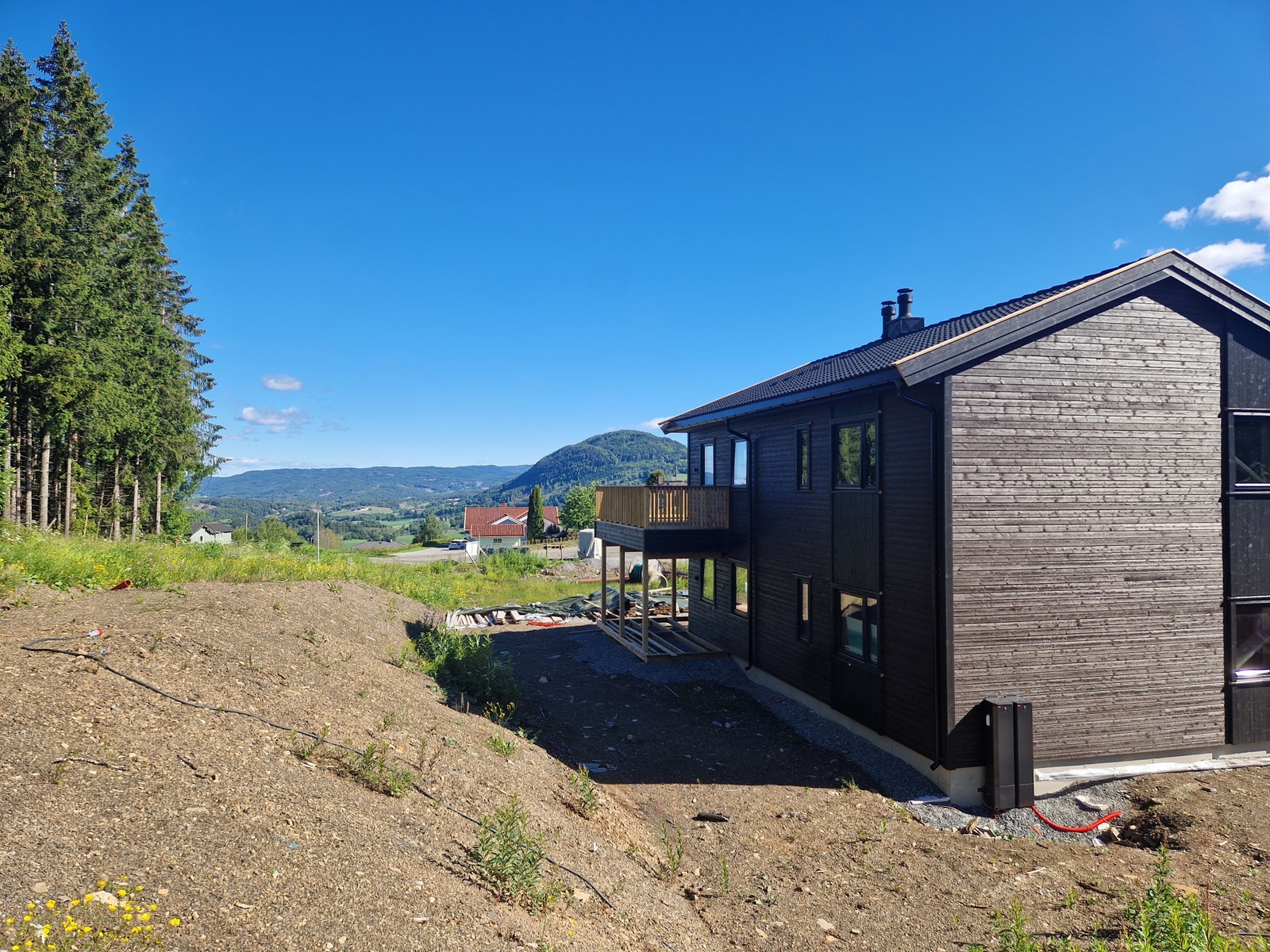 Flott utsyn mot Randsfjorden og Brandbukampen fra leilighetenes uteplasser! Galleribilde