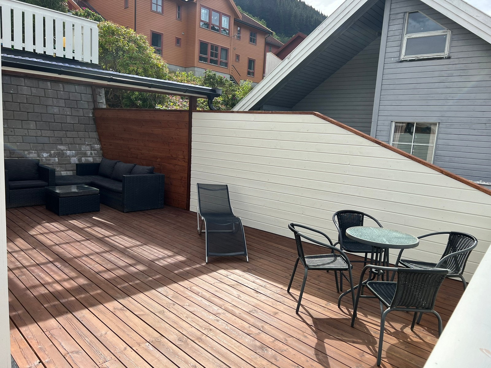 Utleie areale med takoverbygg av gjennomsiktige plater, meget gode solforhold og skjermet areale Galleribilde