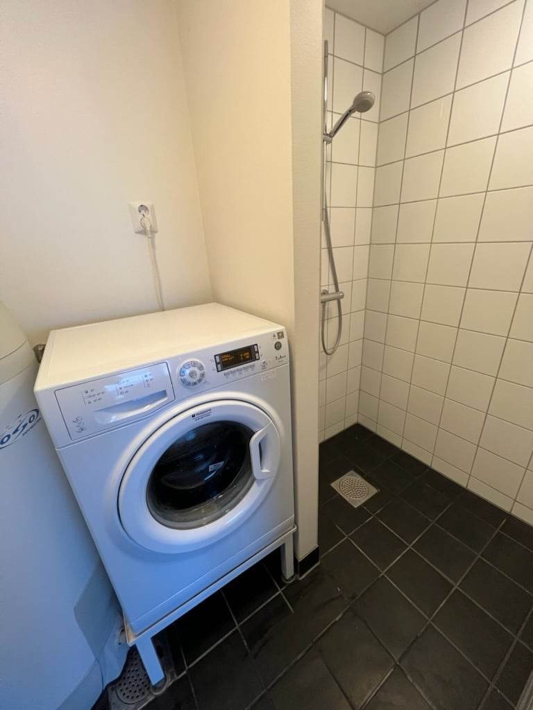 Vaskerom med håndvask og dusj. Galleribilde