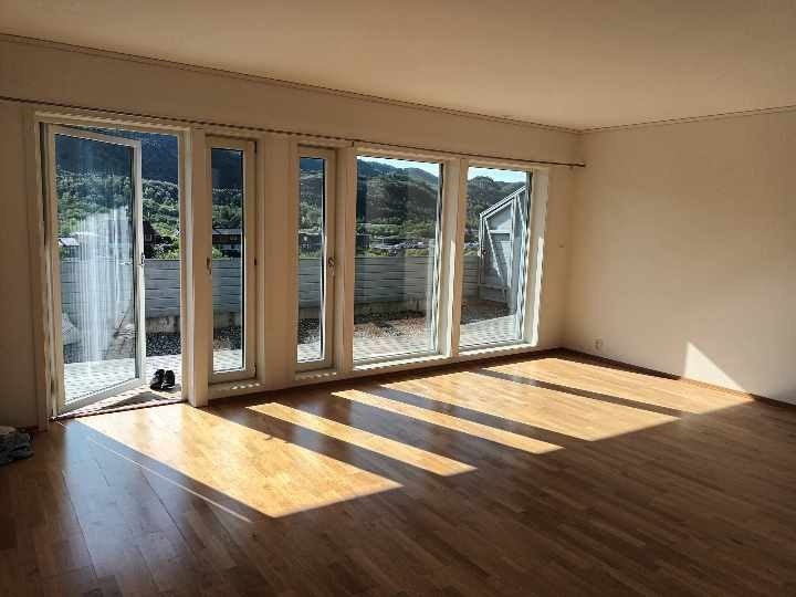 Stue med utgang til stort privat uteområde. Galleribilde