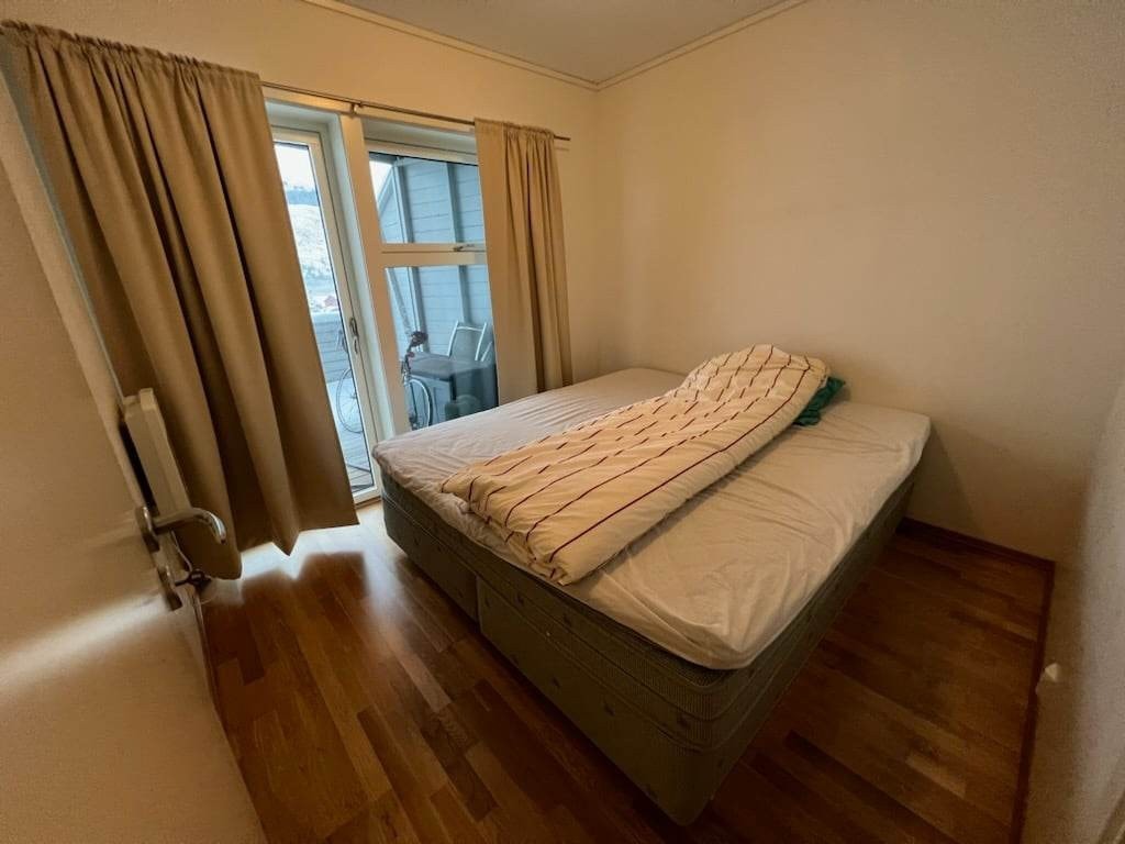 Soverom 1 med utgang til terrasse. Galleribilde