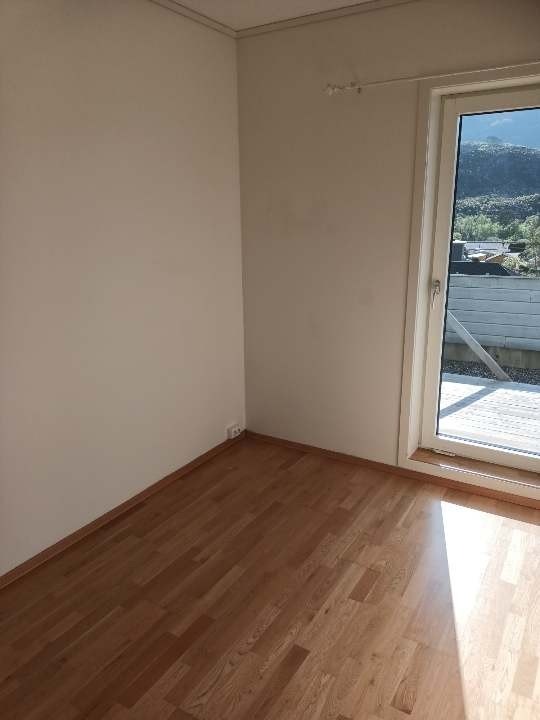 Soverom 2 med utgang til terrasse. Galleribilde