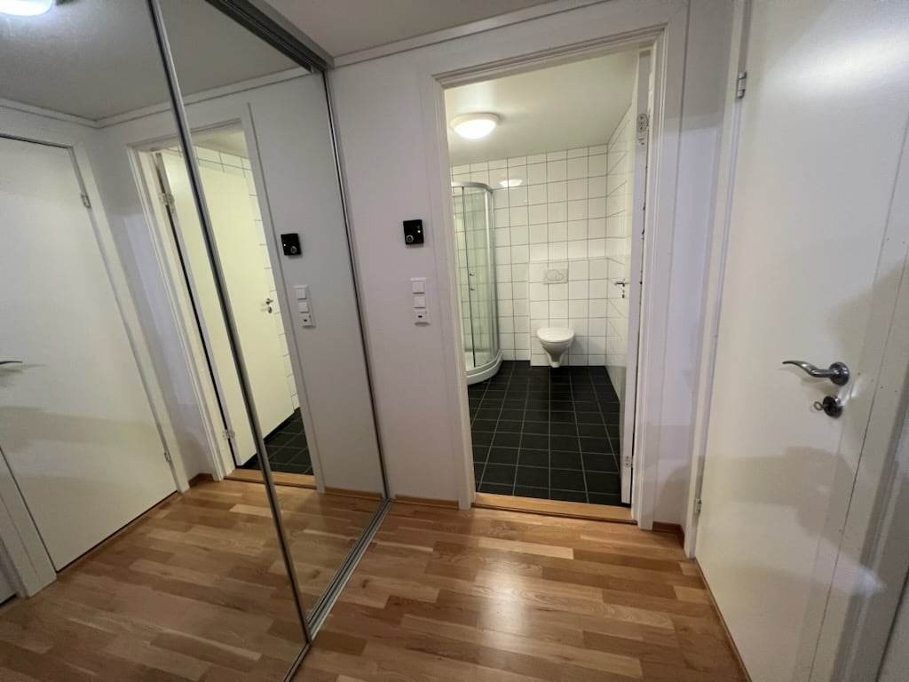 Leiligheten har to skyvedør garderober. Galleribilde