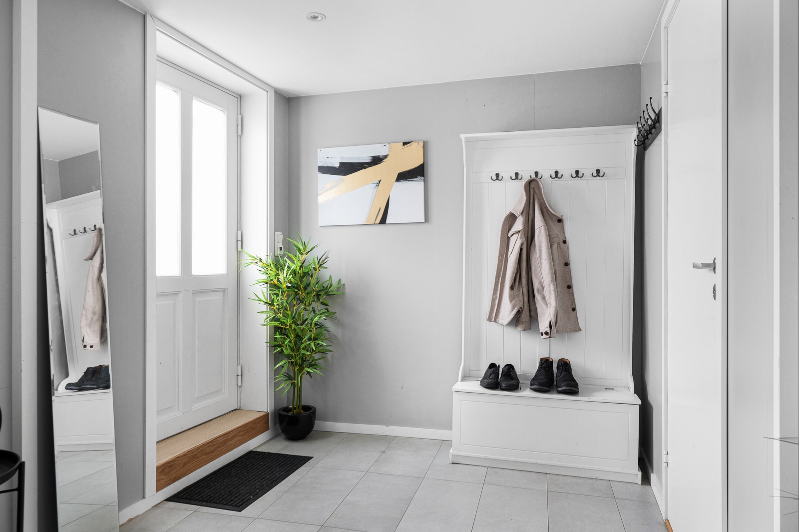 Hallway (incl. shoe rack, and picture) Galleribilde