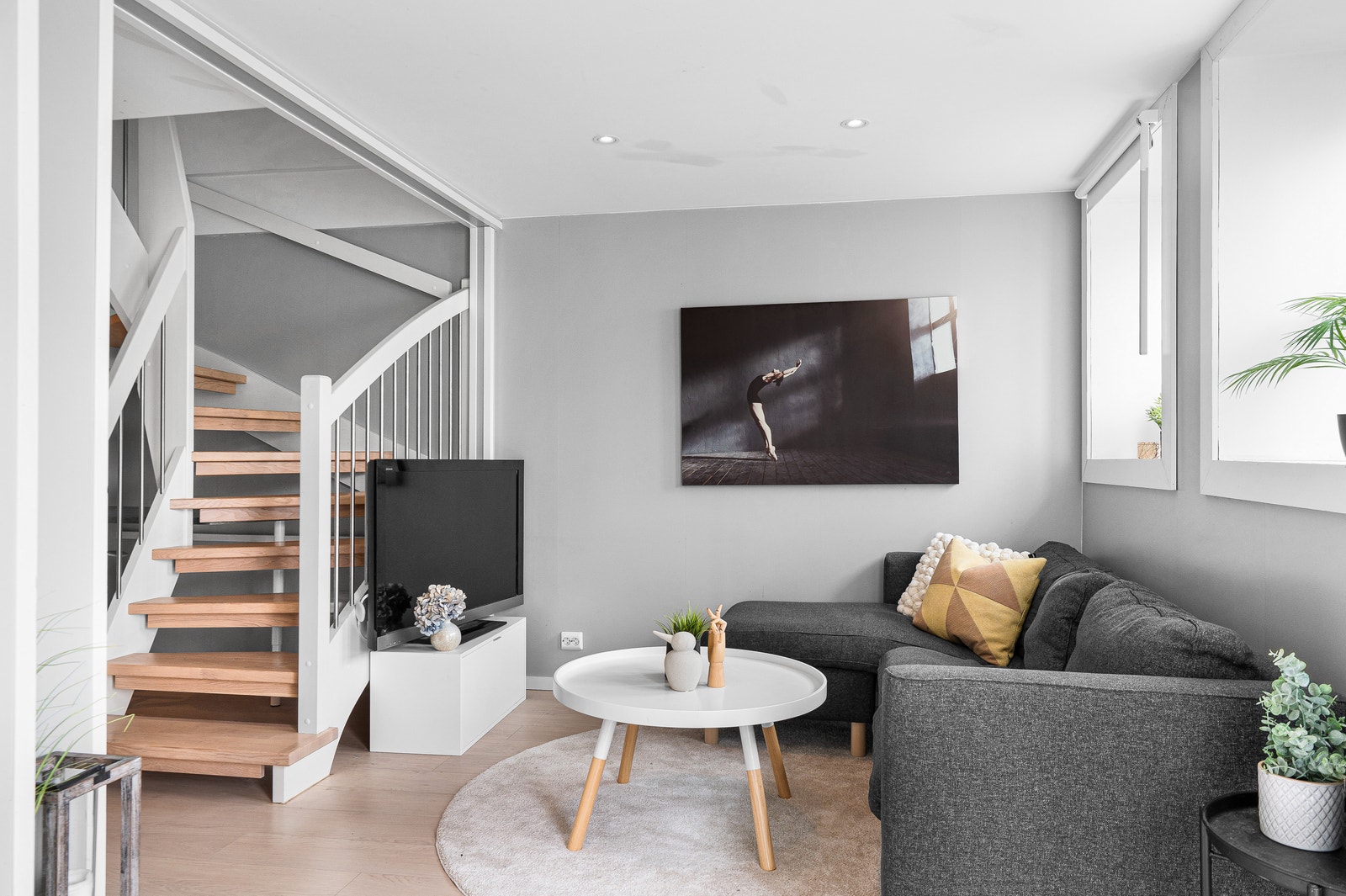 Living room (incl. sofa, sofa table, TV table, TV, side table, carpet, picture) Galleribilde