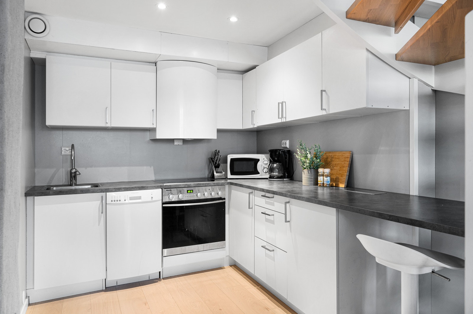 Kitchen (incl. appliances, micro oven, bar stool) Galleribilde