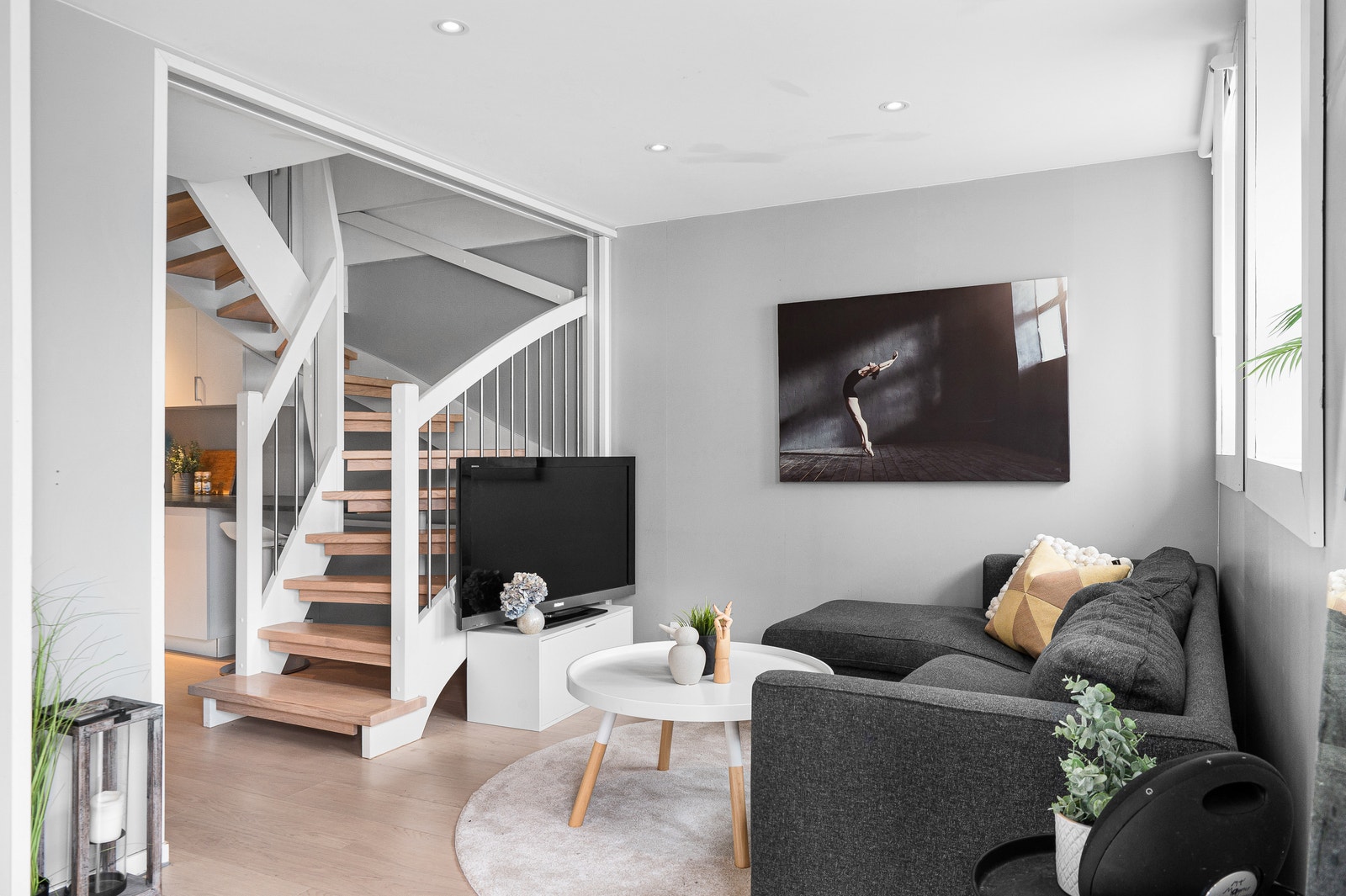 Living room (incl. sofa, sofa table, TV table, TV, side table, carpet, picture) Galleribilde
