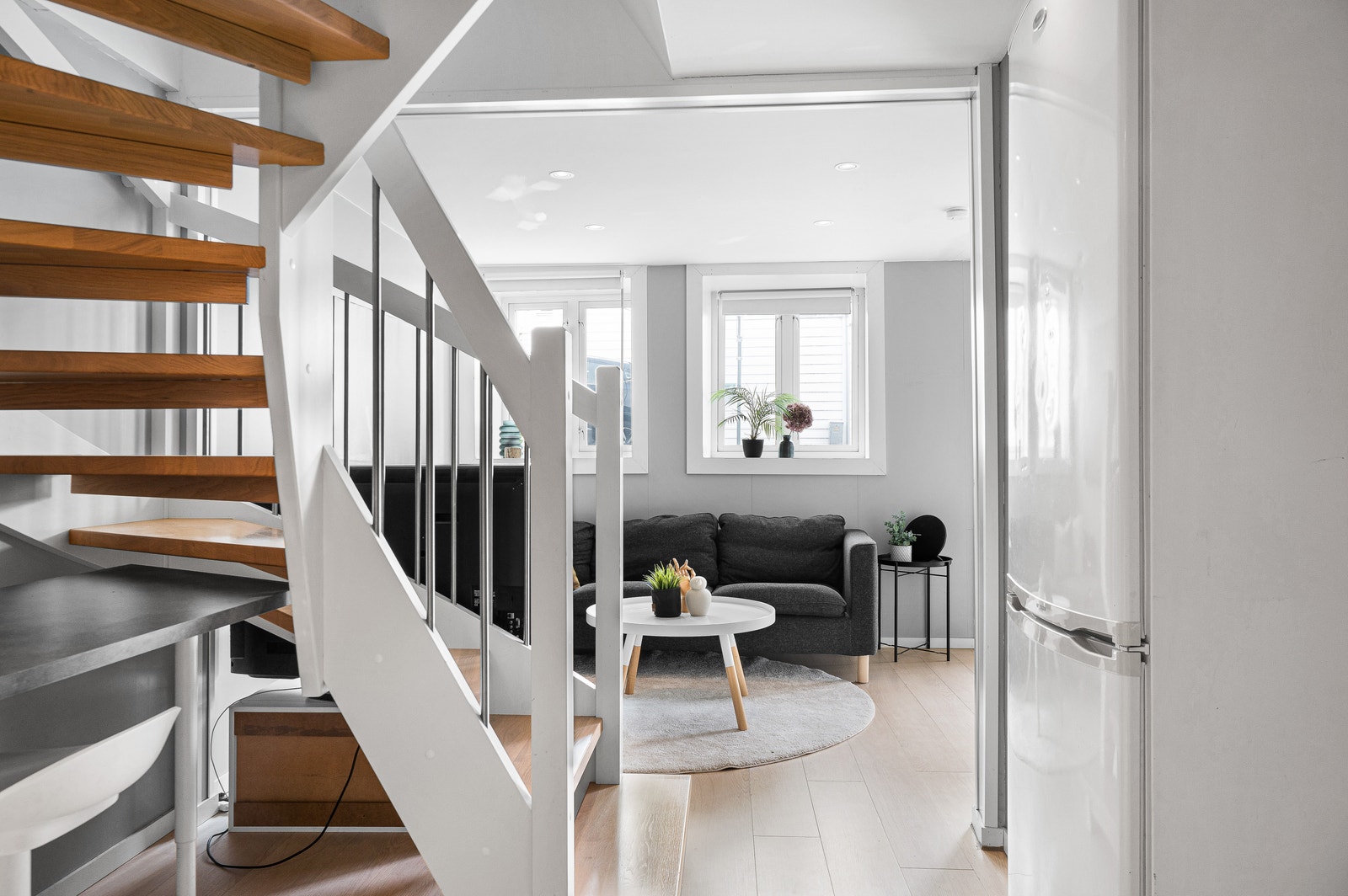 Living room (incl. sofa, sofa table, TV table, TV, side table, carpet, picture) Galleribilde