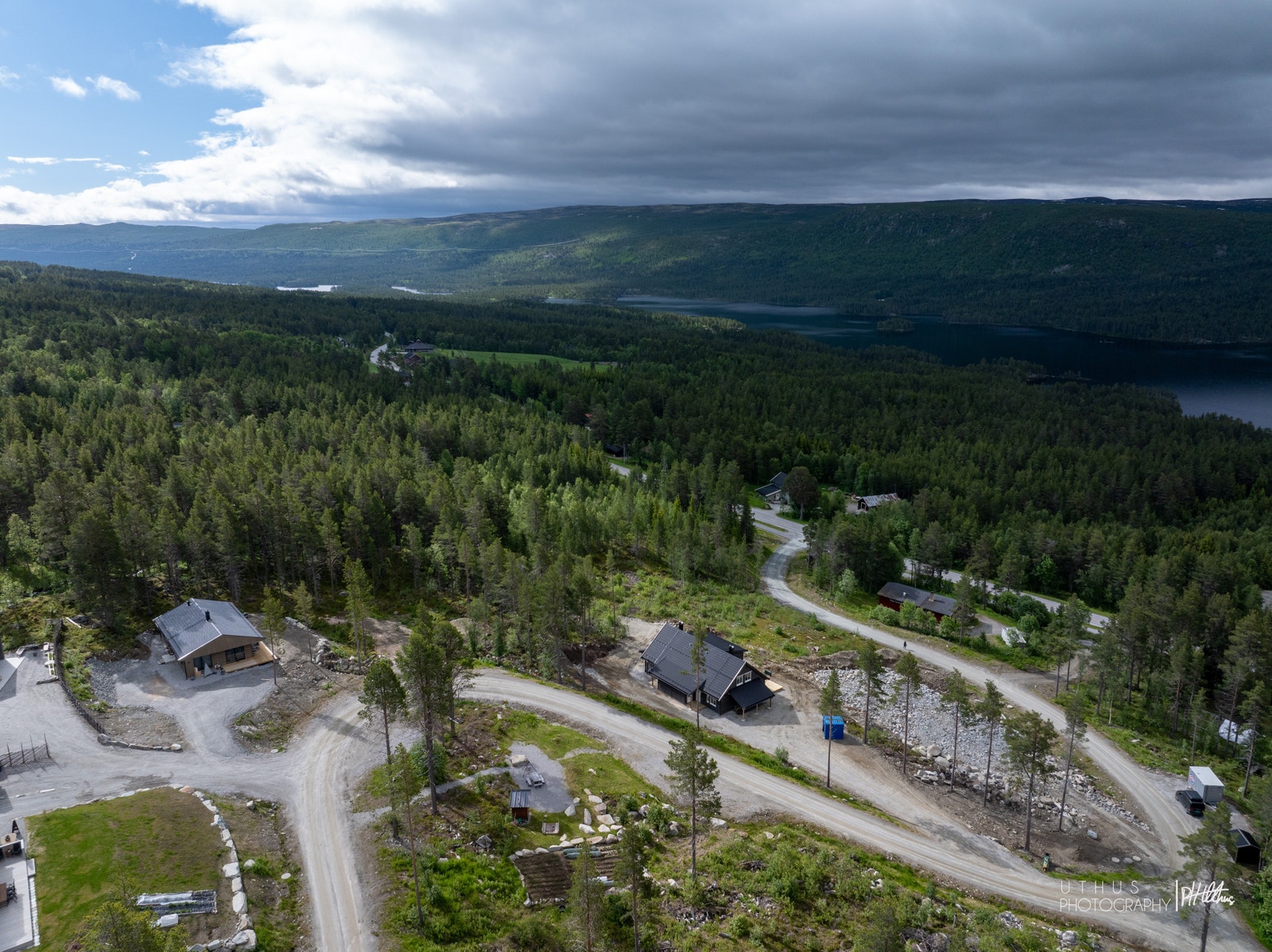 Her er romslige solrike tomter, fellesområde med andelsåker midt i feltet. Barna har fått sitt helt eget område på 1,5 mål rett ved fellesområdet. Her skal planlagt en stor lavvo, hvor det er mulighet for å overnatte Galleribilde