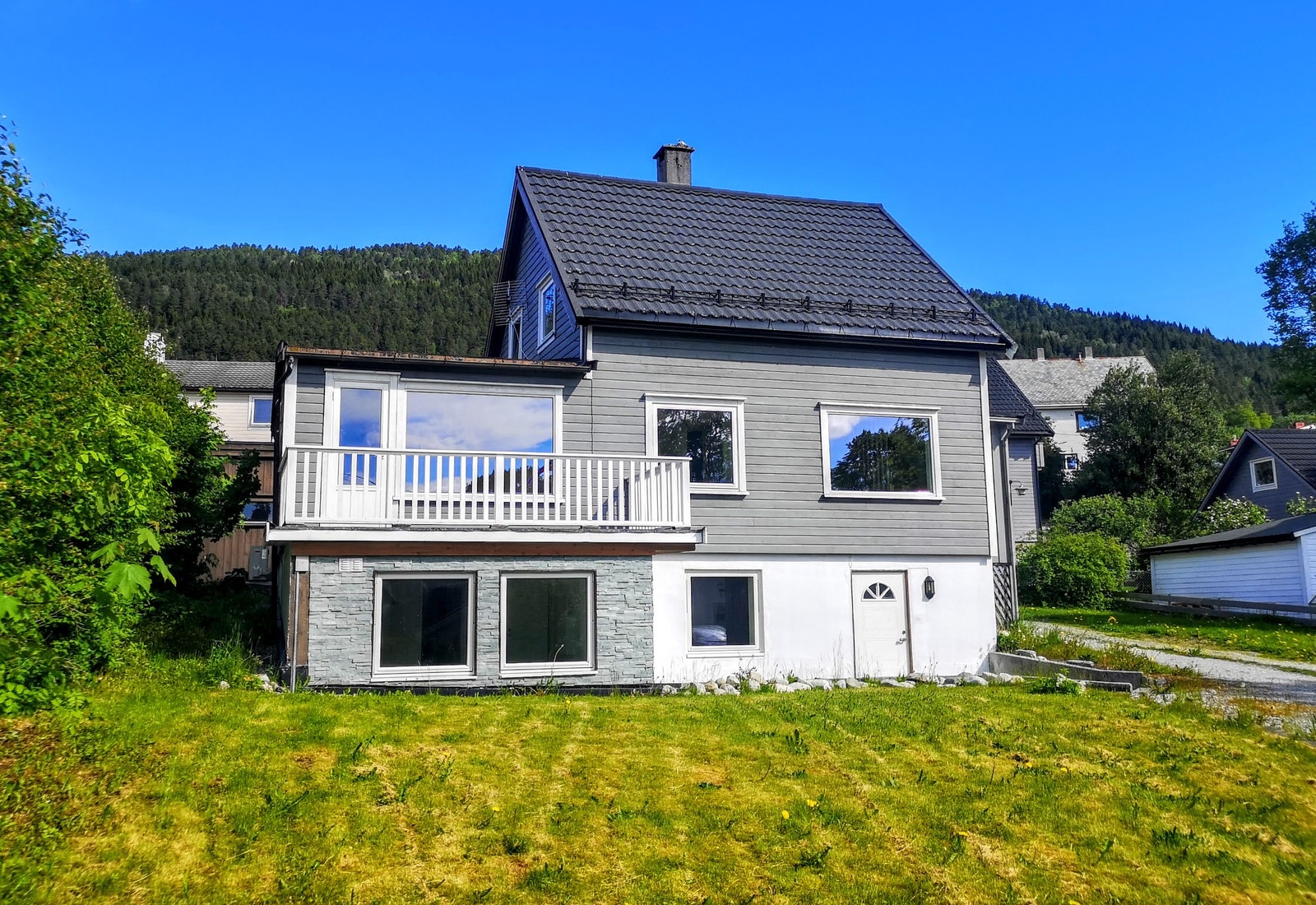 Hele 1. og 2. etg tilhører dette kollektivet. Veranda og stor hage med gode solforhold rett mot sør. Galleribilde