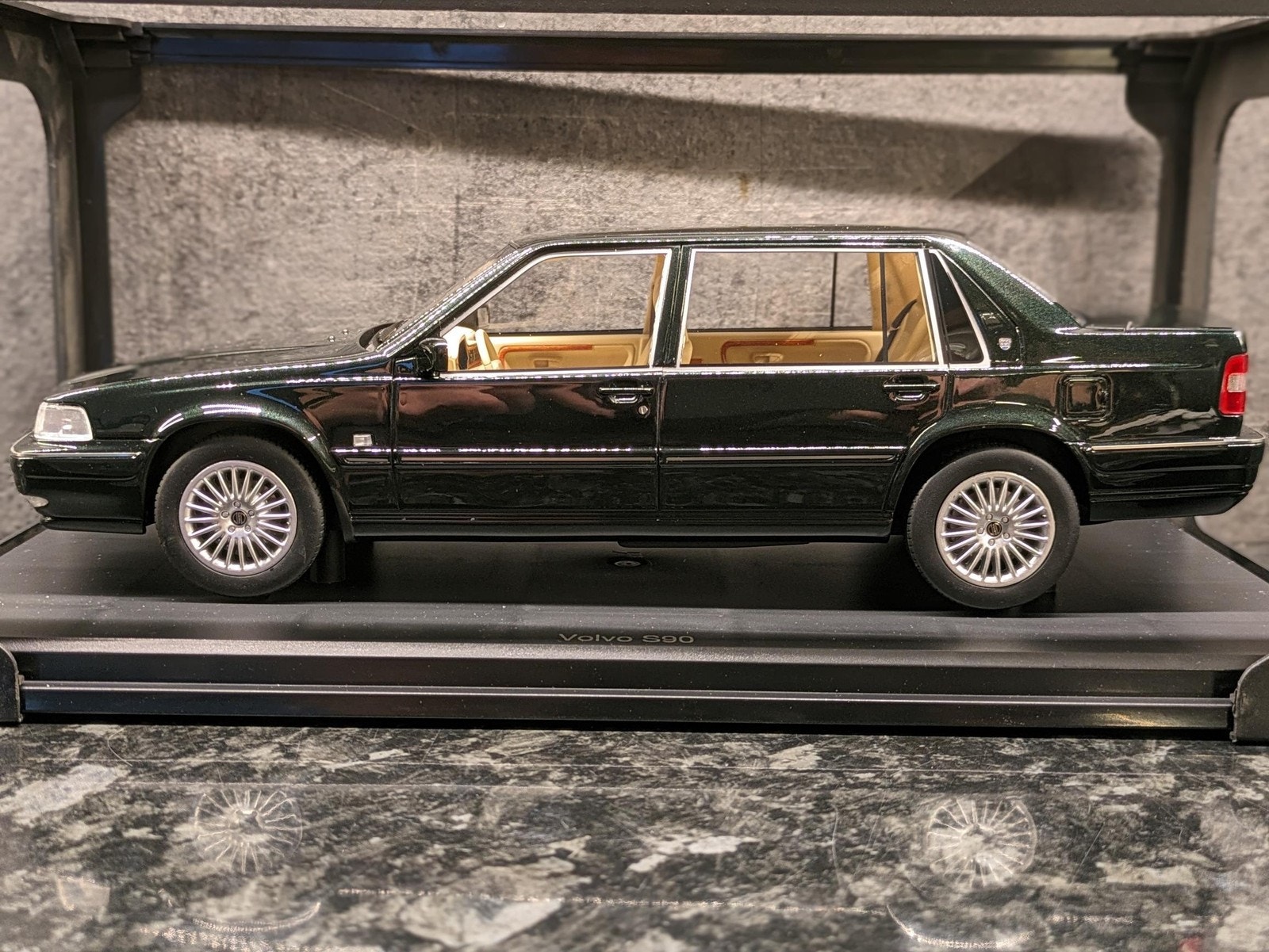 DNA Collectibles 1/18 ボルボ S90 ロイヤル 1998 ダークブルー<br