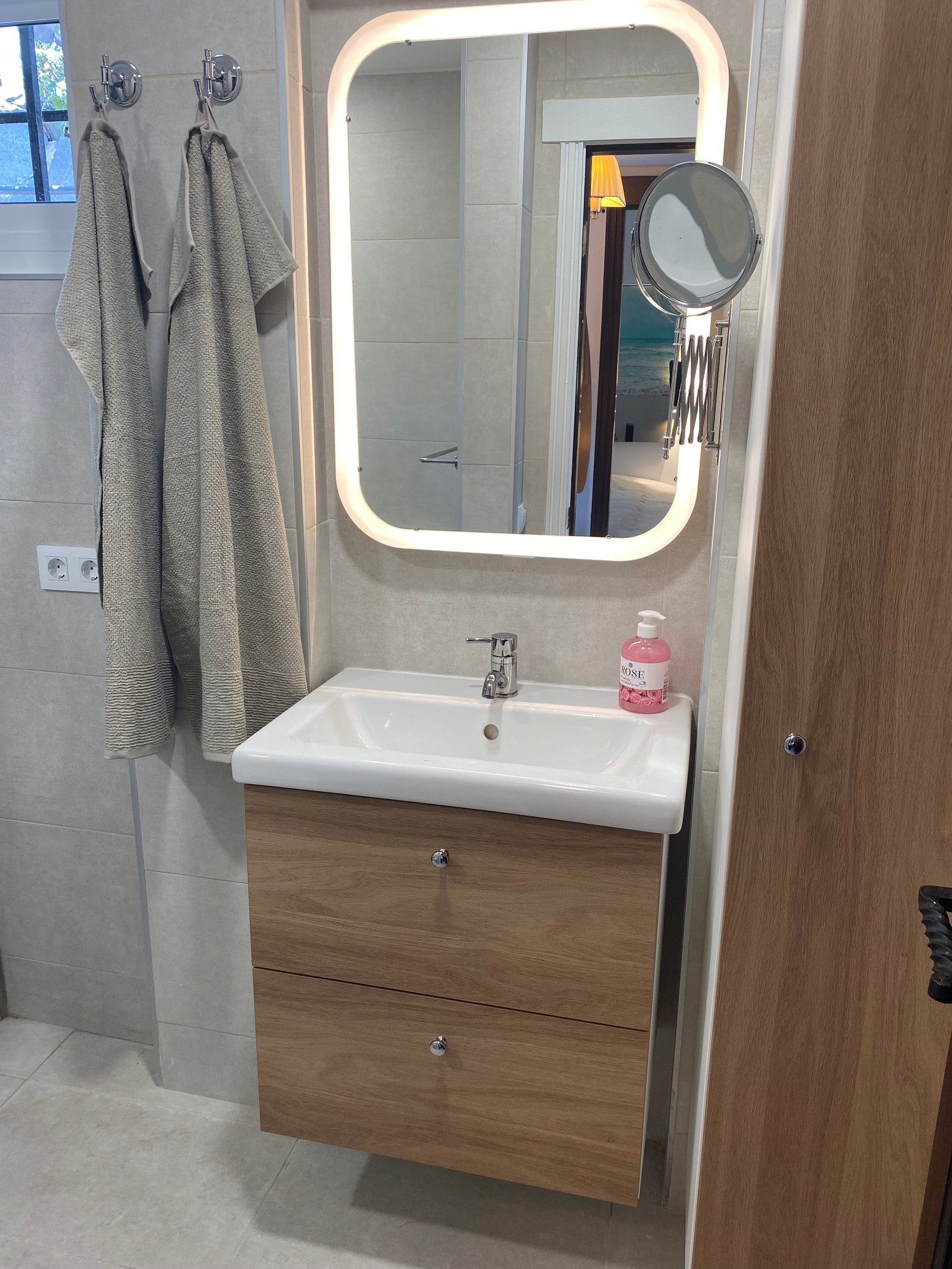 Nyrenovert bad med alt man trenger til personlig hygiene Galleribilde