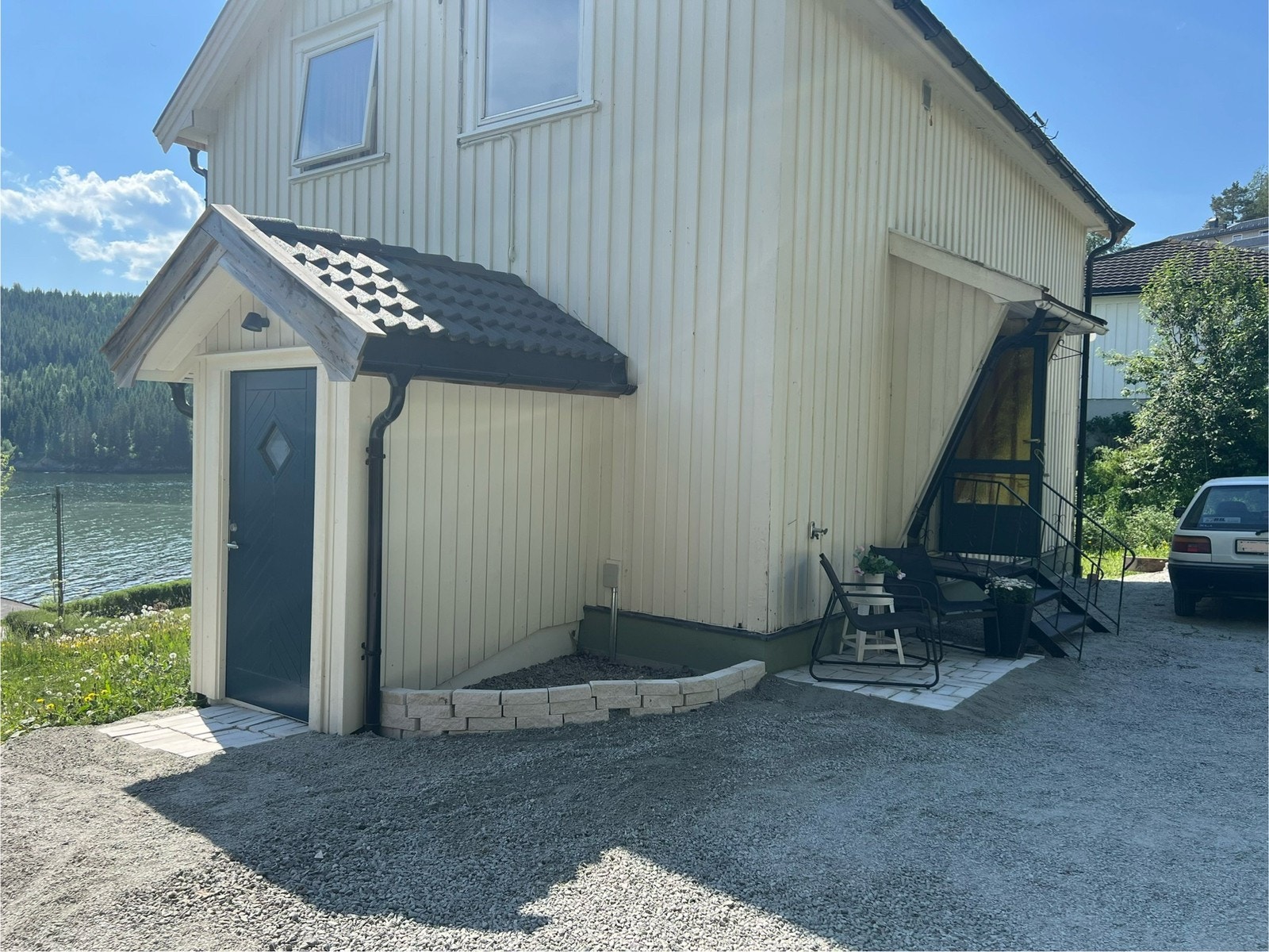 Leietakers inngang til høyre i bildet. Galleribilde