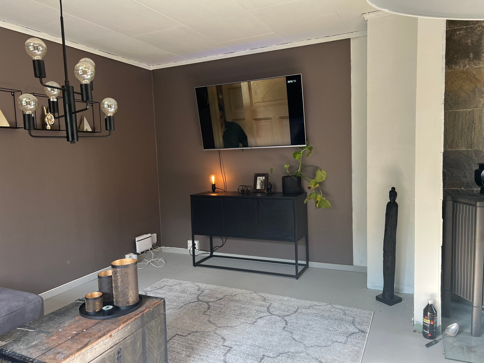 TV-krok. Nymalte vegger og tak i 2024. Galleribilde