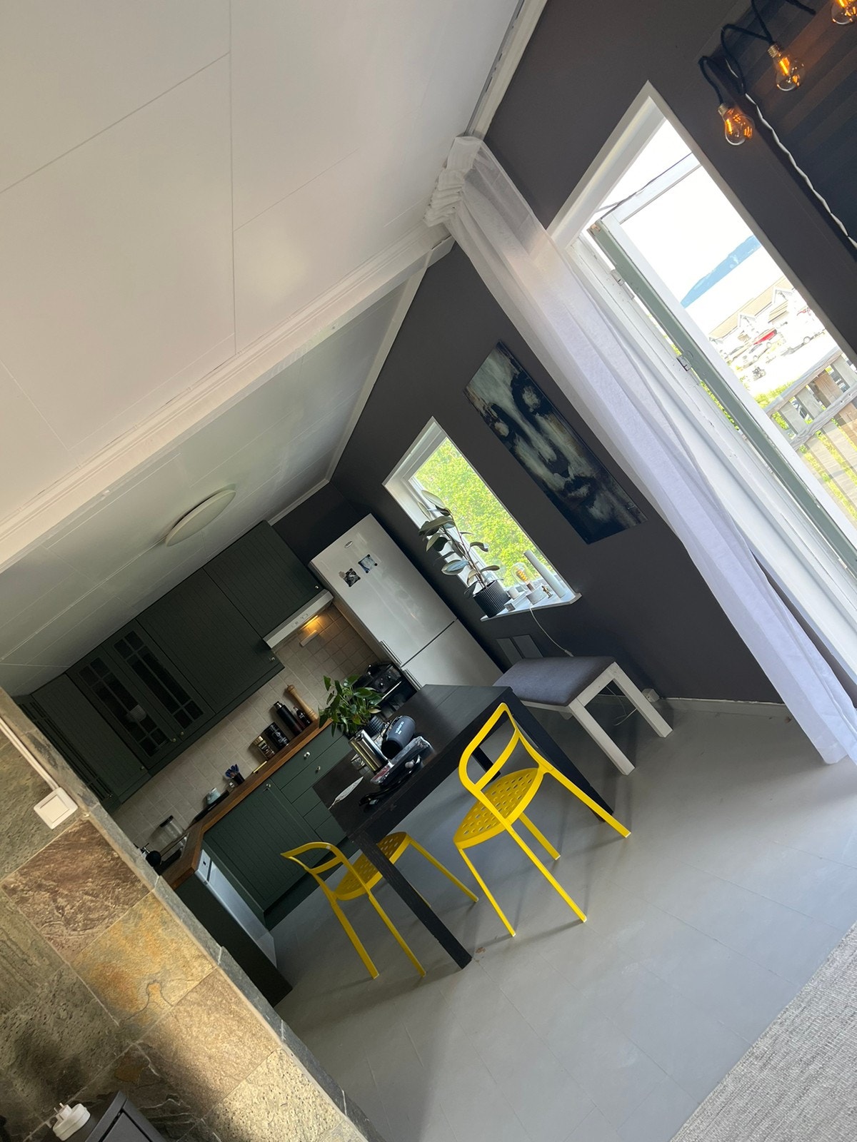 Vegger kjøkken og stue malt i 2024, i fargen Muskatnøtt. Galleribilde