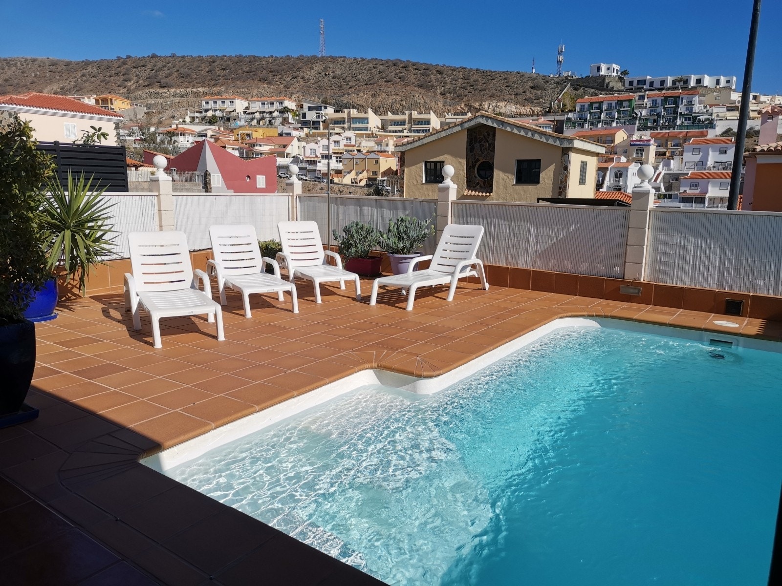 Basseng med solsenger Galleribilde