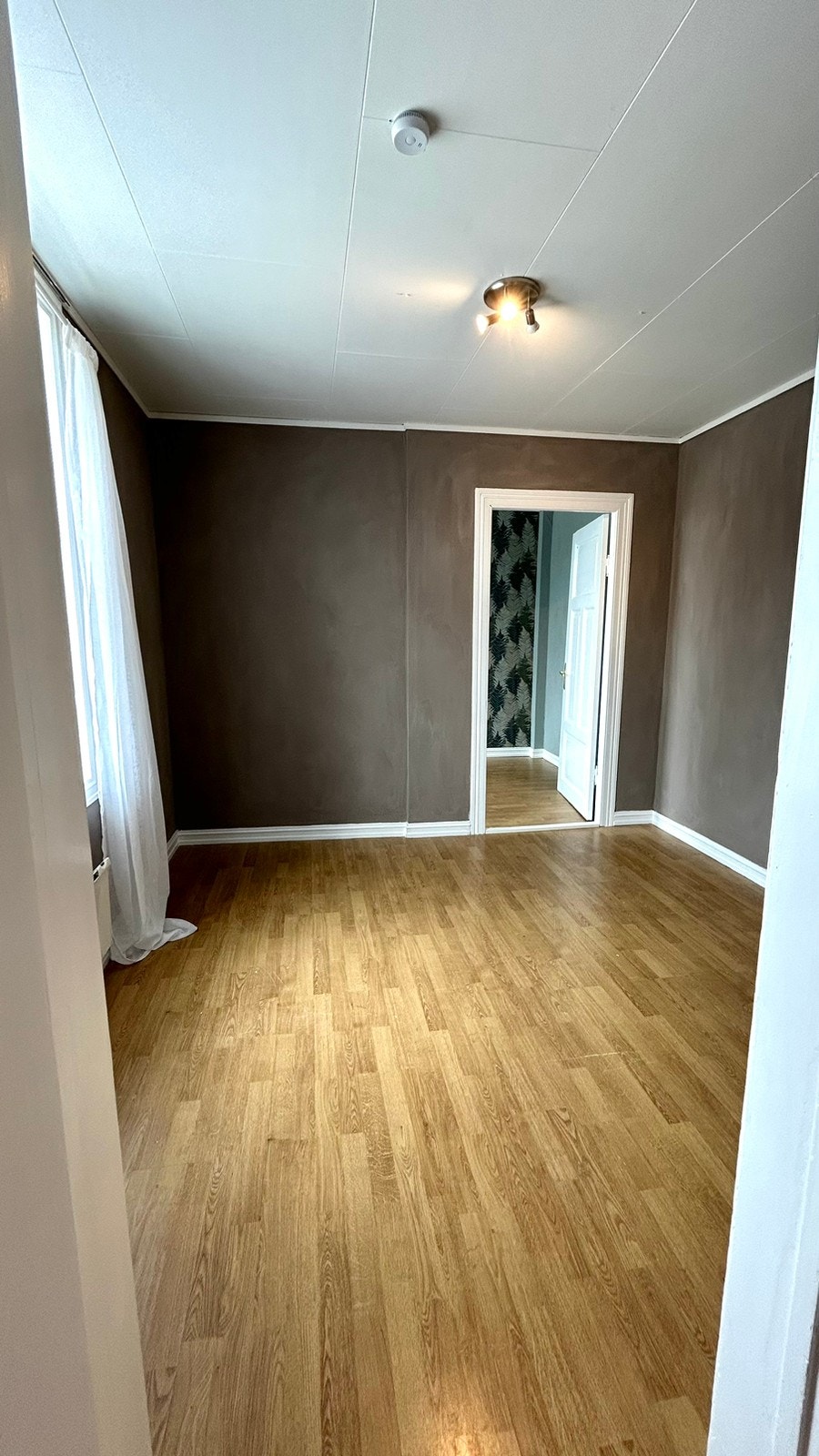 Romslig soverom nr 2, med gjennomgang til soverom nr 3 Galleribilde