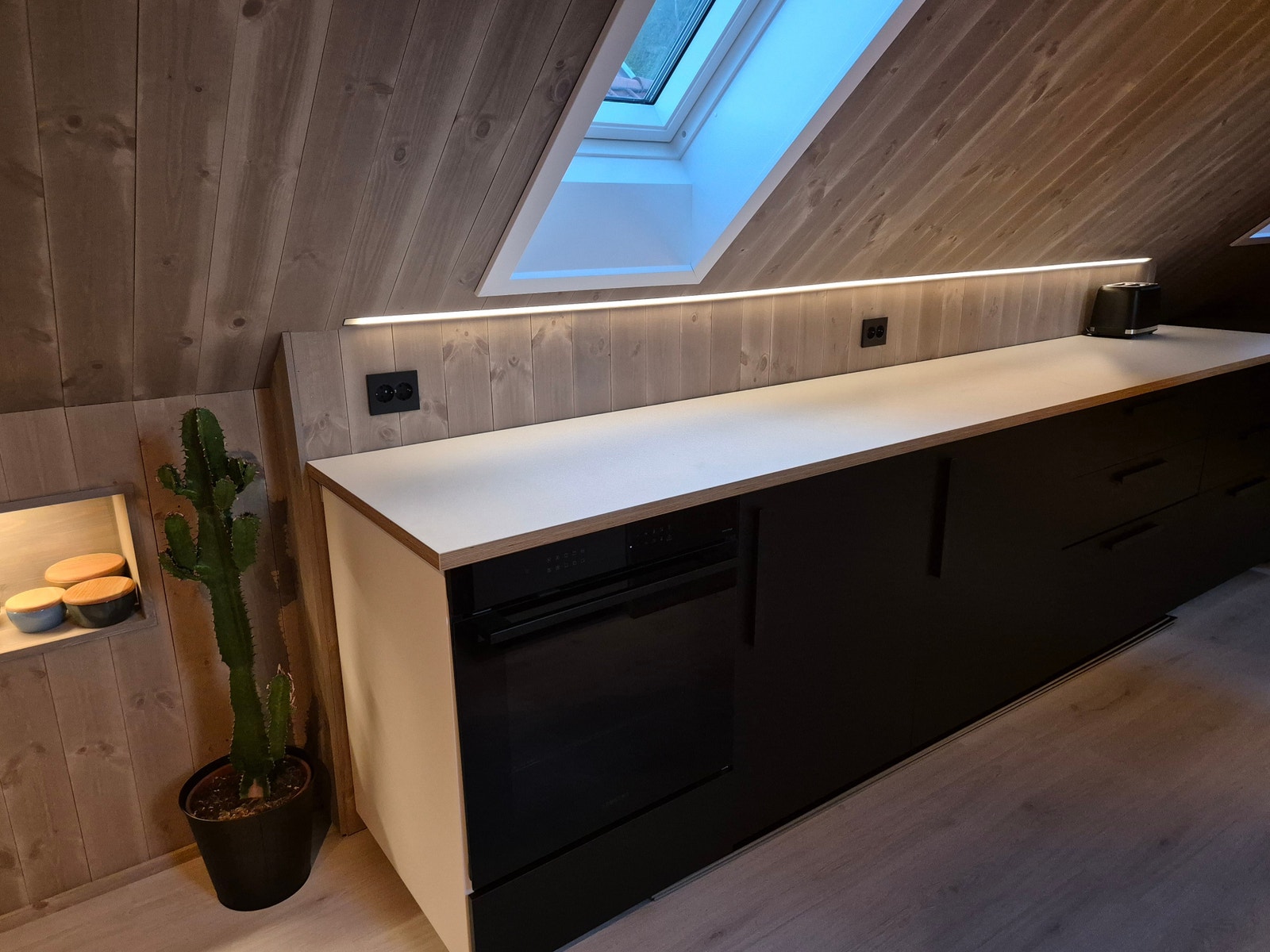 Lang kjøkkenbenk med stekeovn, 2 kjøleskap, fryseboks, stekeovn og skuffer Galleribilde