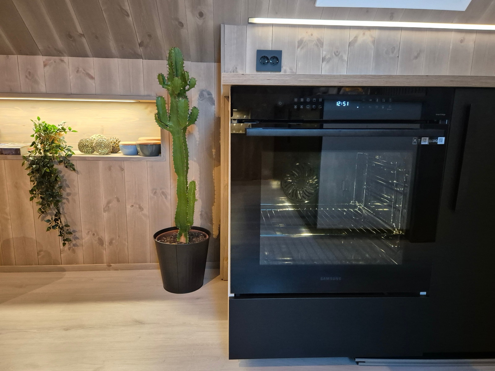 Stekeovn med dekorativ hylle i bakgrunnen Galleribilde