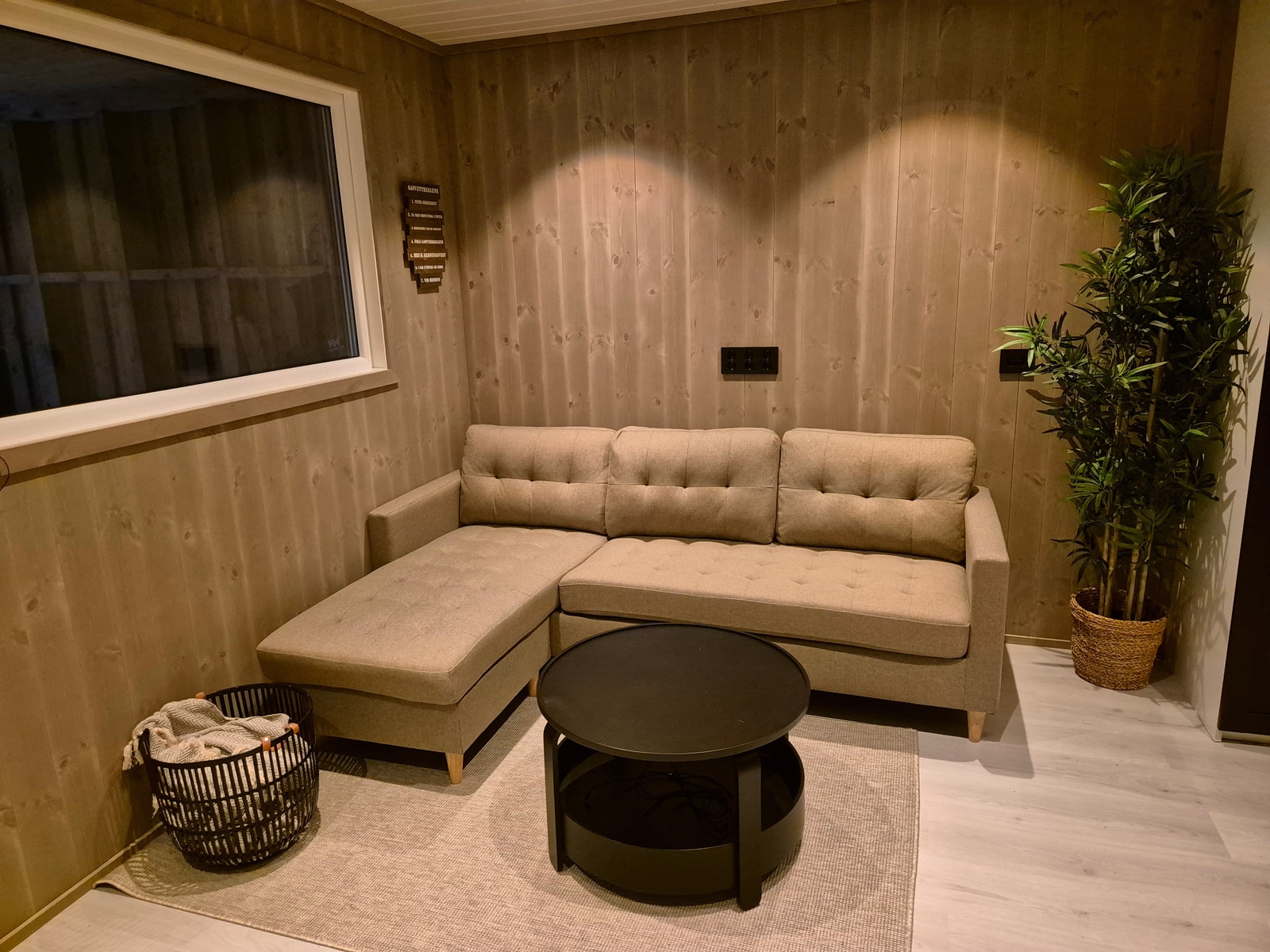 Stue i 1. etg. med smart-TV og Nintendo Switch Galleribilde