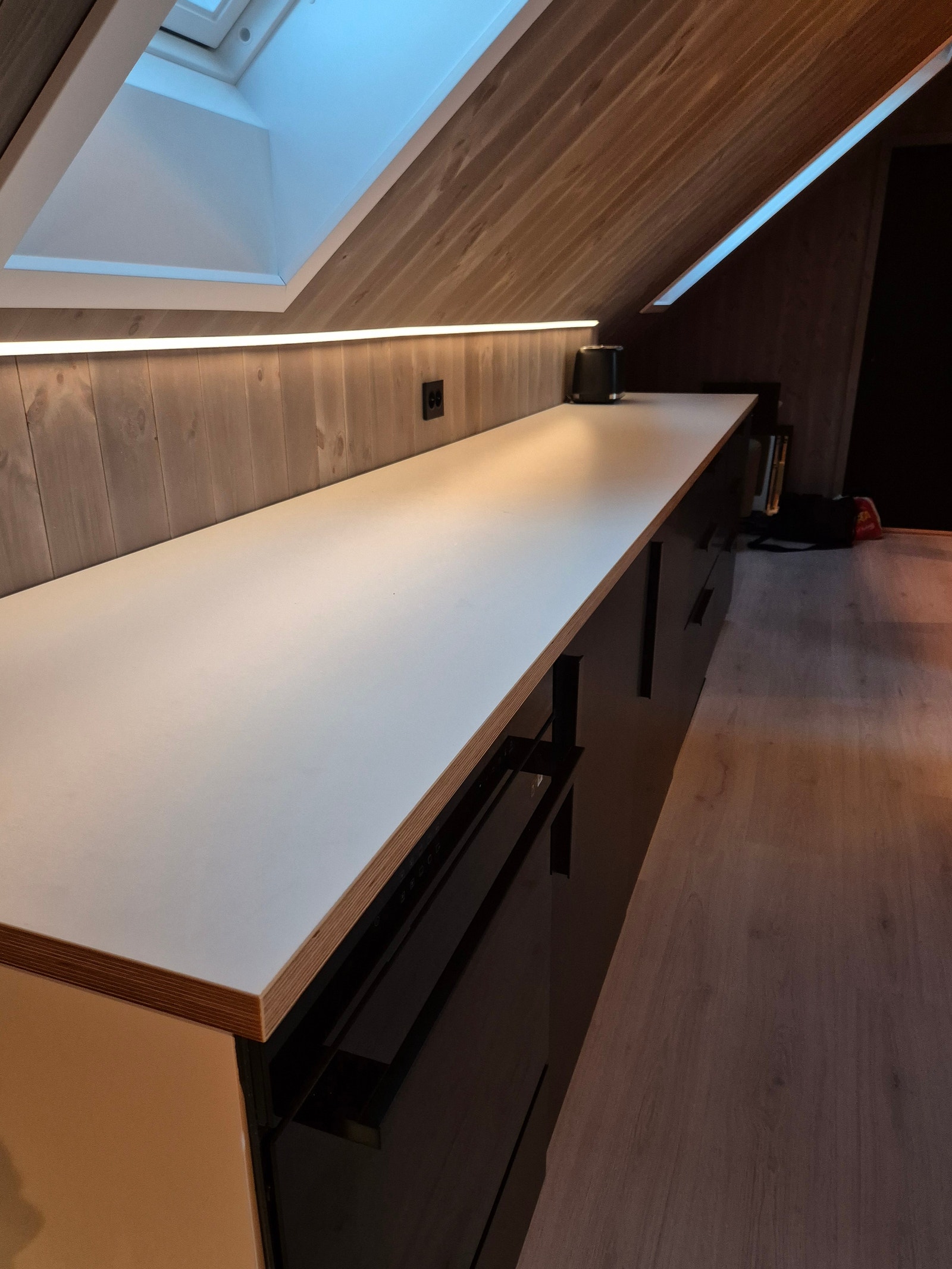 Lang kjøkkenbenk med stekeovn, 2 kjøleskap, fryseboks, stekeovn og skuffer Galleribilde