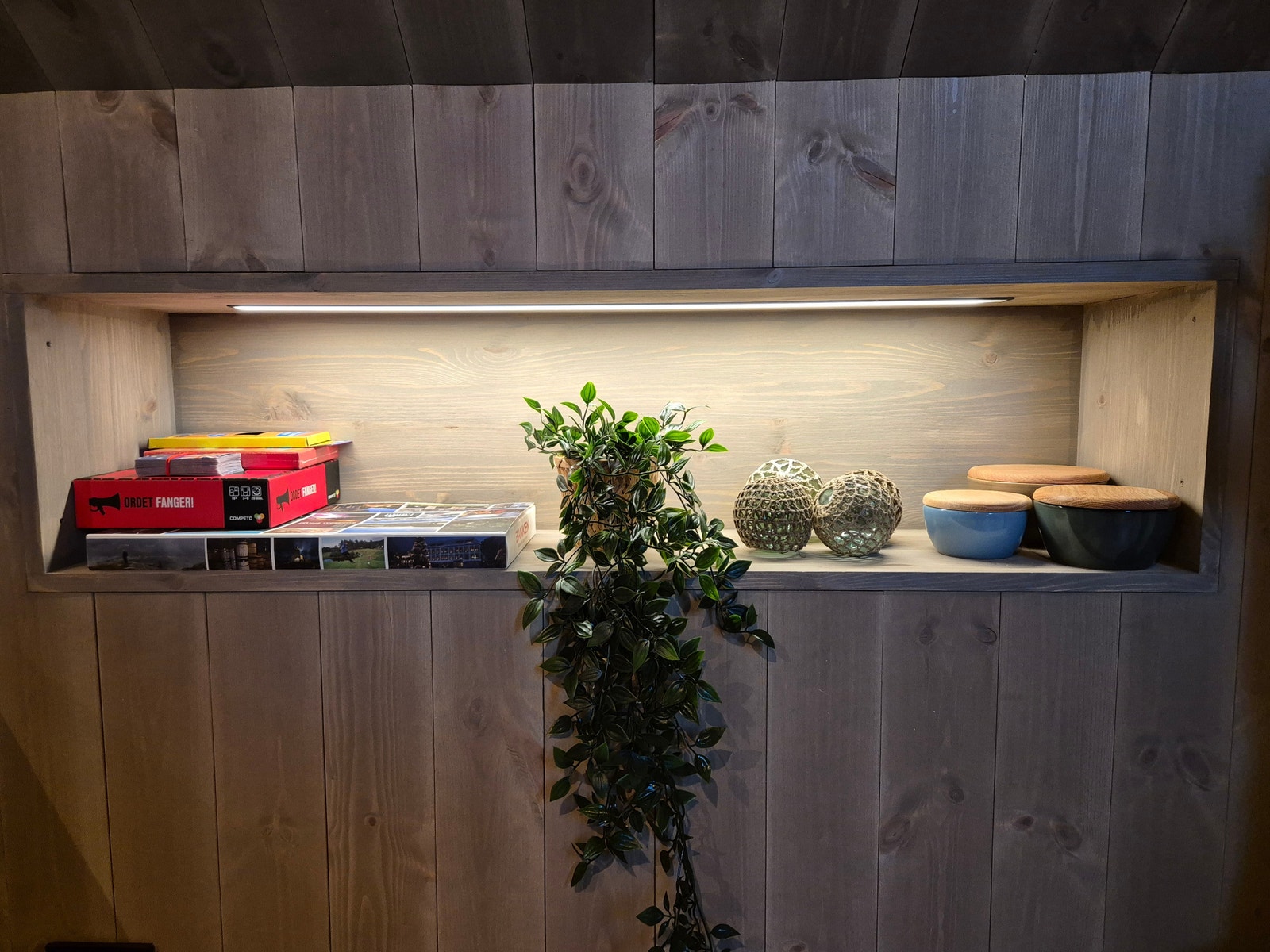 Innebygd hylle med belysning Galleribilde