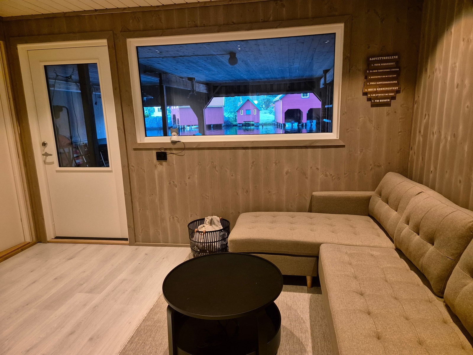 Inngang med stue i 1. etg. med smart-TV Galleribilde