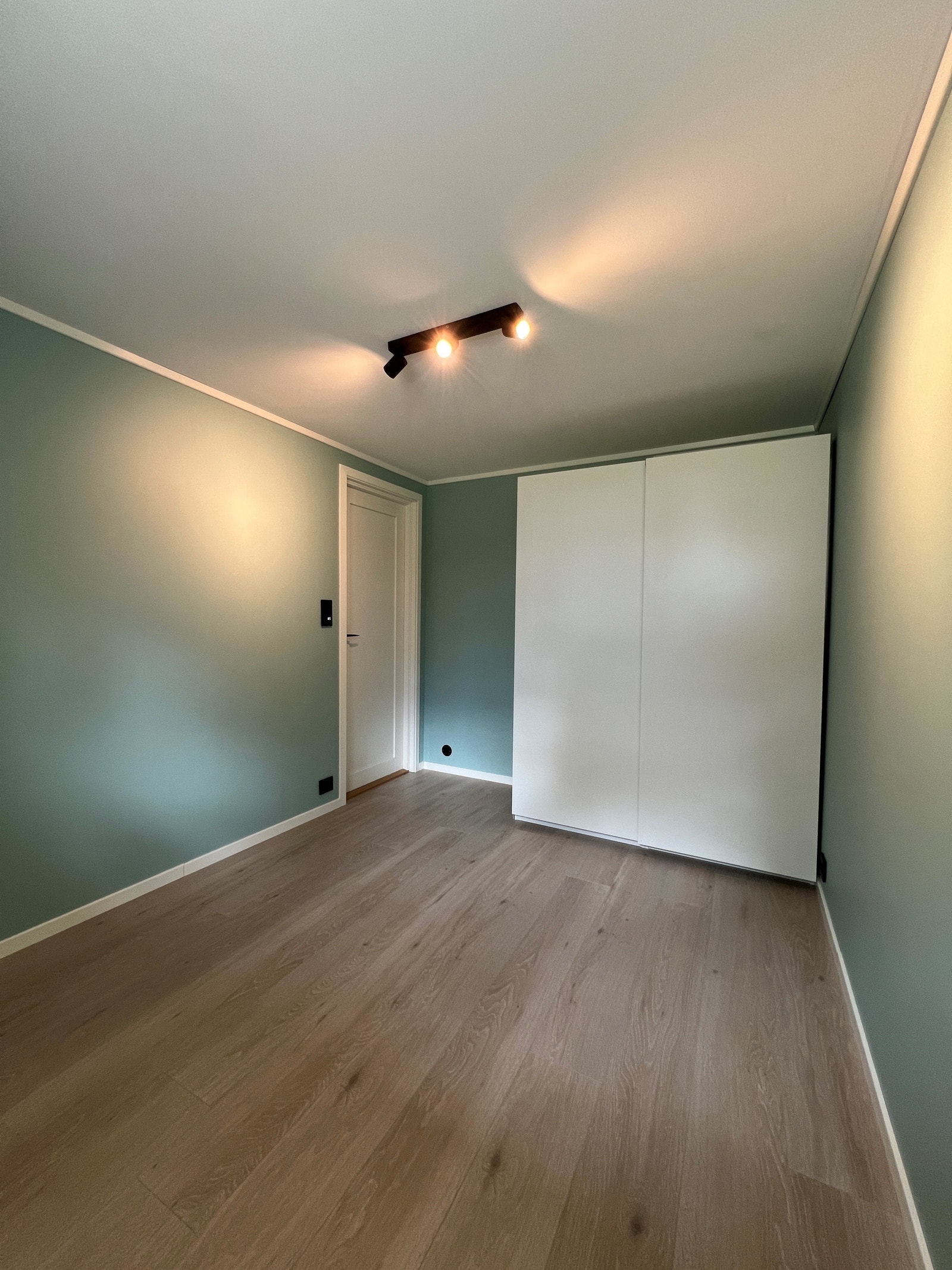 Soverom 1 med skyvedørsgarderobe, ca. 10 m2 Galleribilde