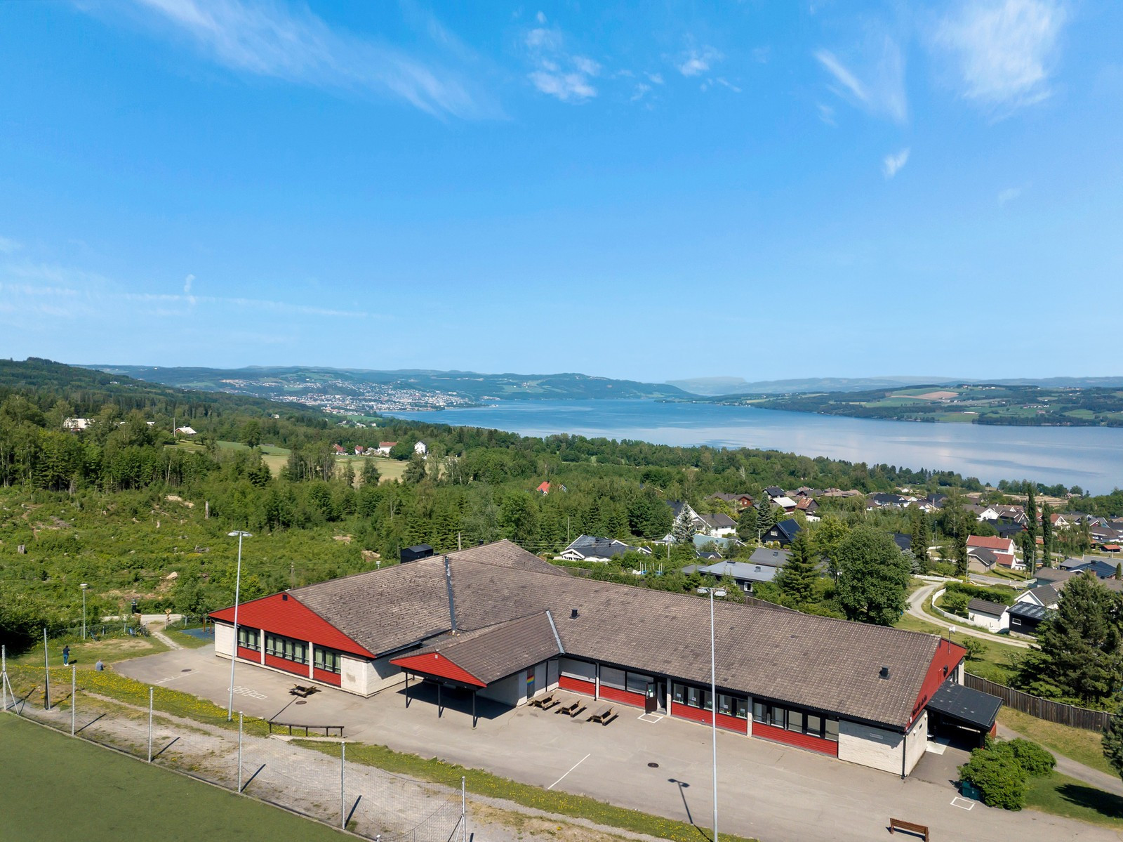 Nordli skole ligger ved siden av det nye feltet. Nordli barnehage ligger en kort spasertur fra feltet.