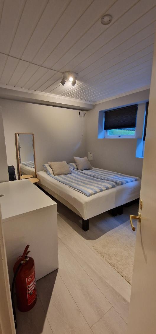 Soverom med seng og garderobeskap Galleribilde