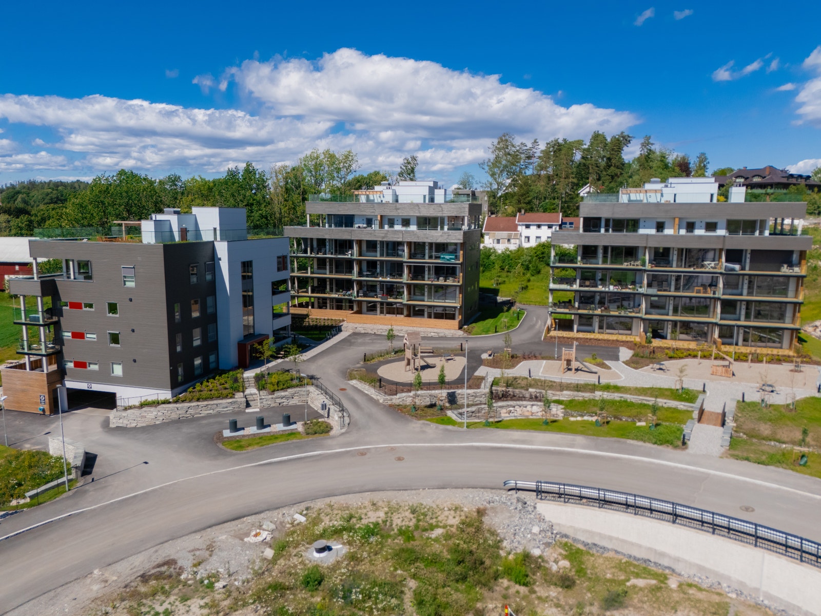Flere opparbeidede lekeplasser og fellesarealer. Galleribilde