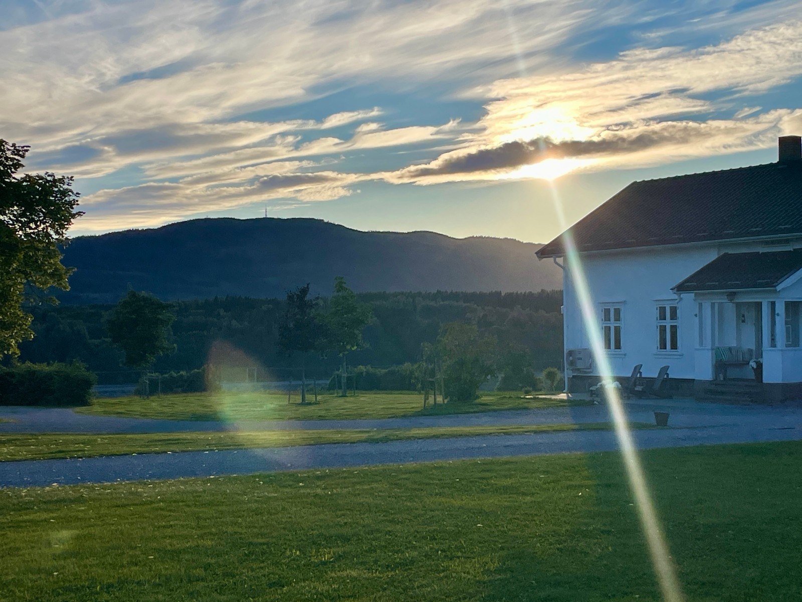 Huset og Mistberget i solnedgang Galleribilde
