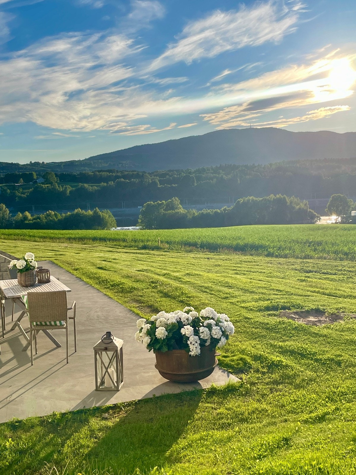 Fin utsikt mot elva Vorma og Mistberget Galleribilde