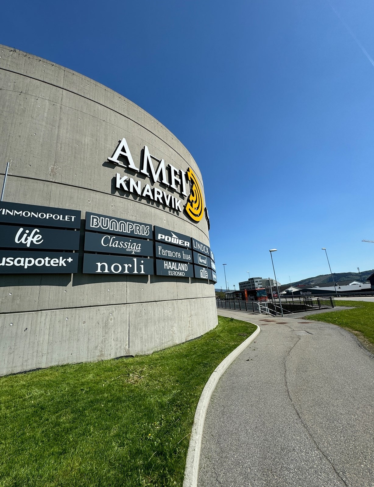 AMFI Knarvik et par minutters gange fra Kvassneshagen Galleribilde