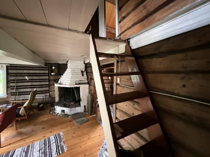 Del av stua, peisen og trapp til loftet. Galleribilde