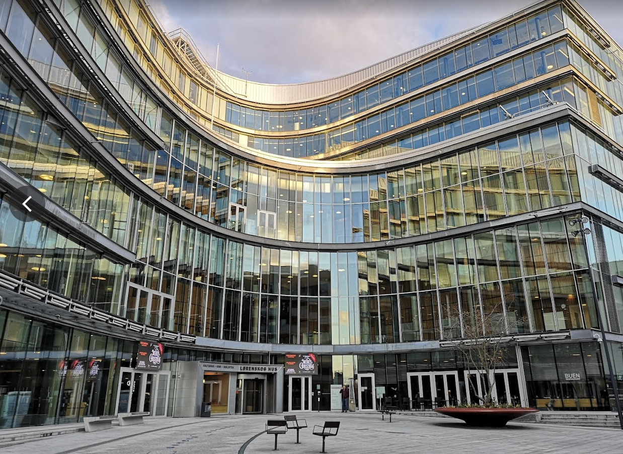 En kort gåtur unna (850m) finner du også Lørenskog kulturhus. Her finner du kino, bibliotek og musikk- og kulturskole. Galleribilde