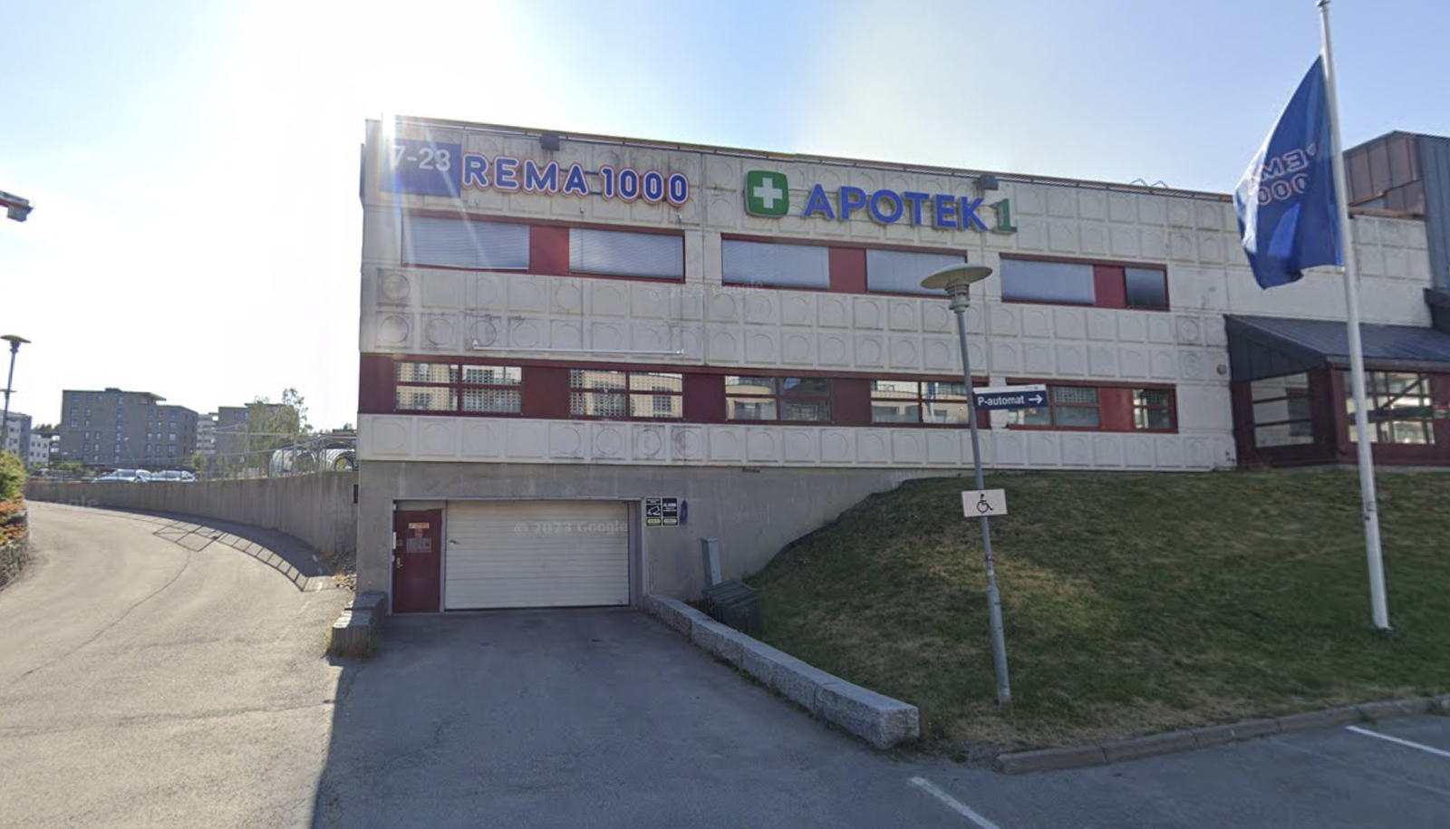 Rema 1000 Skårer og Apotek1 i nærheten (550m) Galleribilde