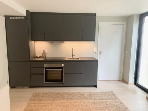 Døren ved siden av kjøkken går til bad. Det følger med et lite spisebord med to stoler om ønskelig. Galleribilde