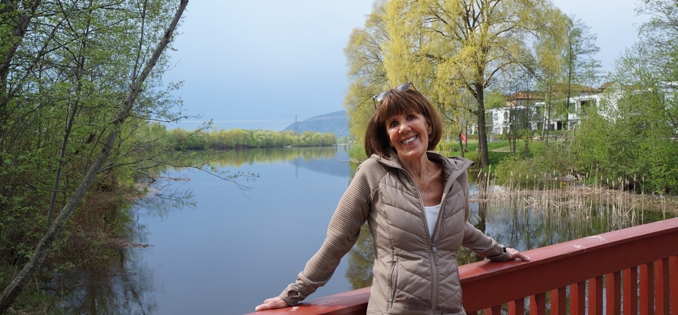 Fornøyd beboer: Vigdis (69) kjøpte i byggetrinn 2 i 2019 og elsker Pålsøya Park | Hun bodde på Åssiden fra før, men ønsket seg utsikt mot elva og noe mer lettvindt Galleribilde