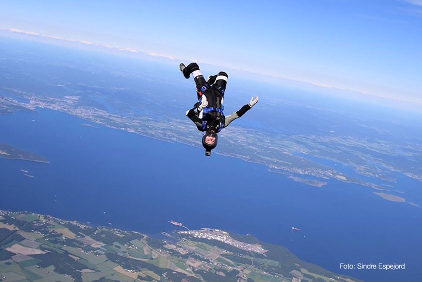 Fornøyd beboer: Linda (38) er en annen kjøper i Pålsøya Park. Hun har flyttet fra Bærum og synes hun fikk mye for pengene. Hun er en aktiv fallskjermhopper på fritiden (over 500 hopp (!)) og jobber som ambulansearbeider Galleribilde