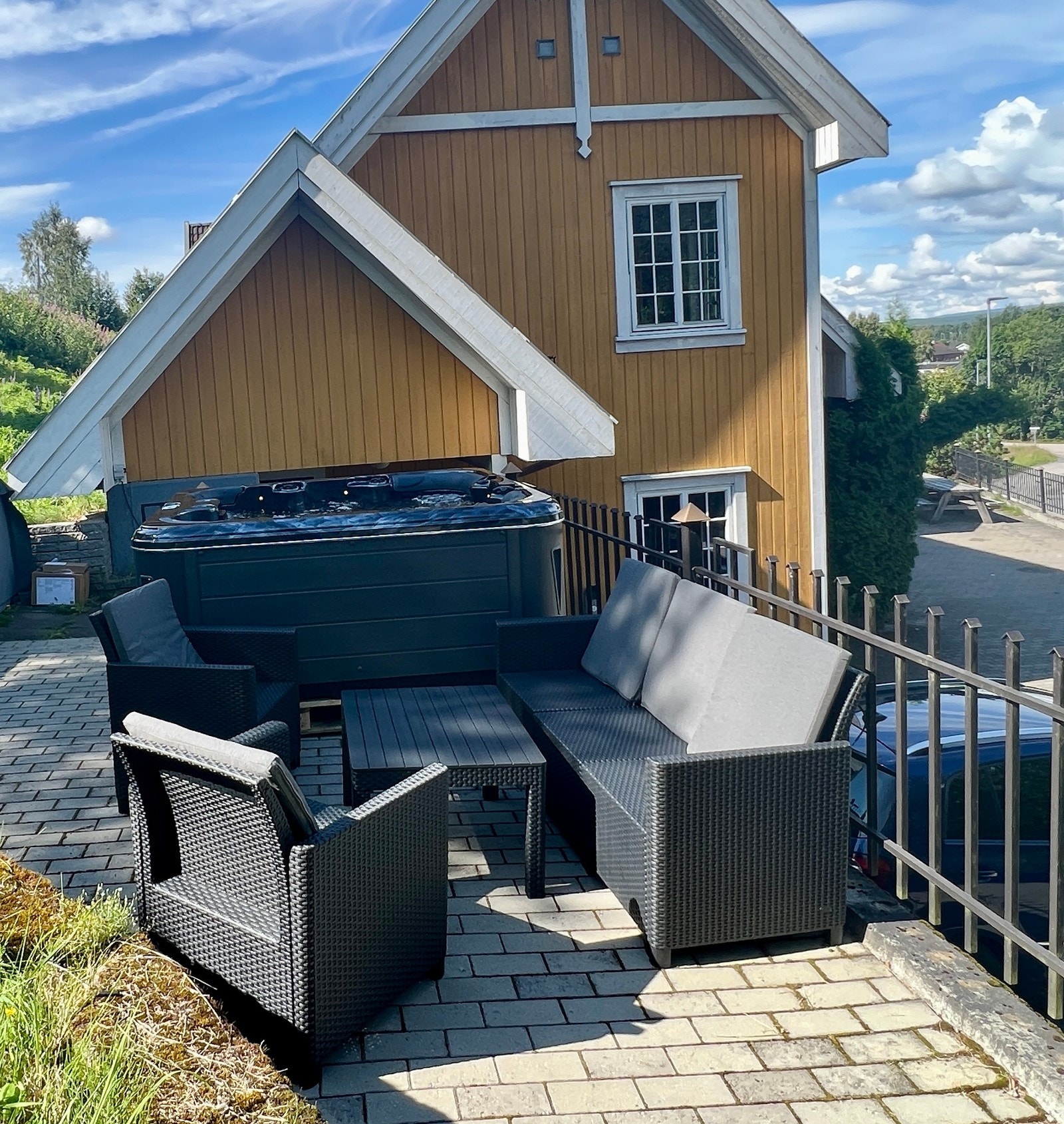 Uteområde med grillplass og jacuzzi Galleribilde