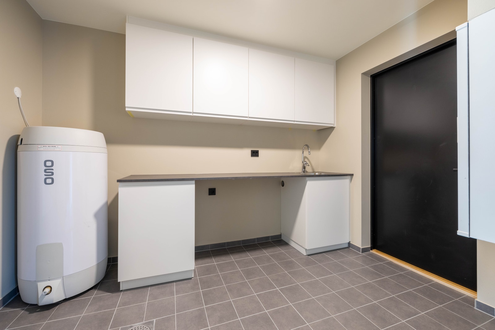 Vaskerom har eigen inngang, og har praktisk og fin innreiing med overskap, benkeplate og vask. Galleribilde