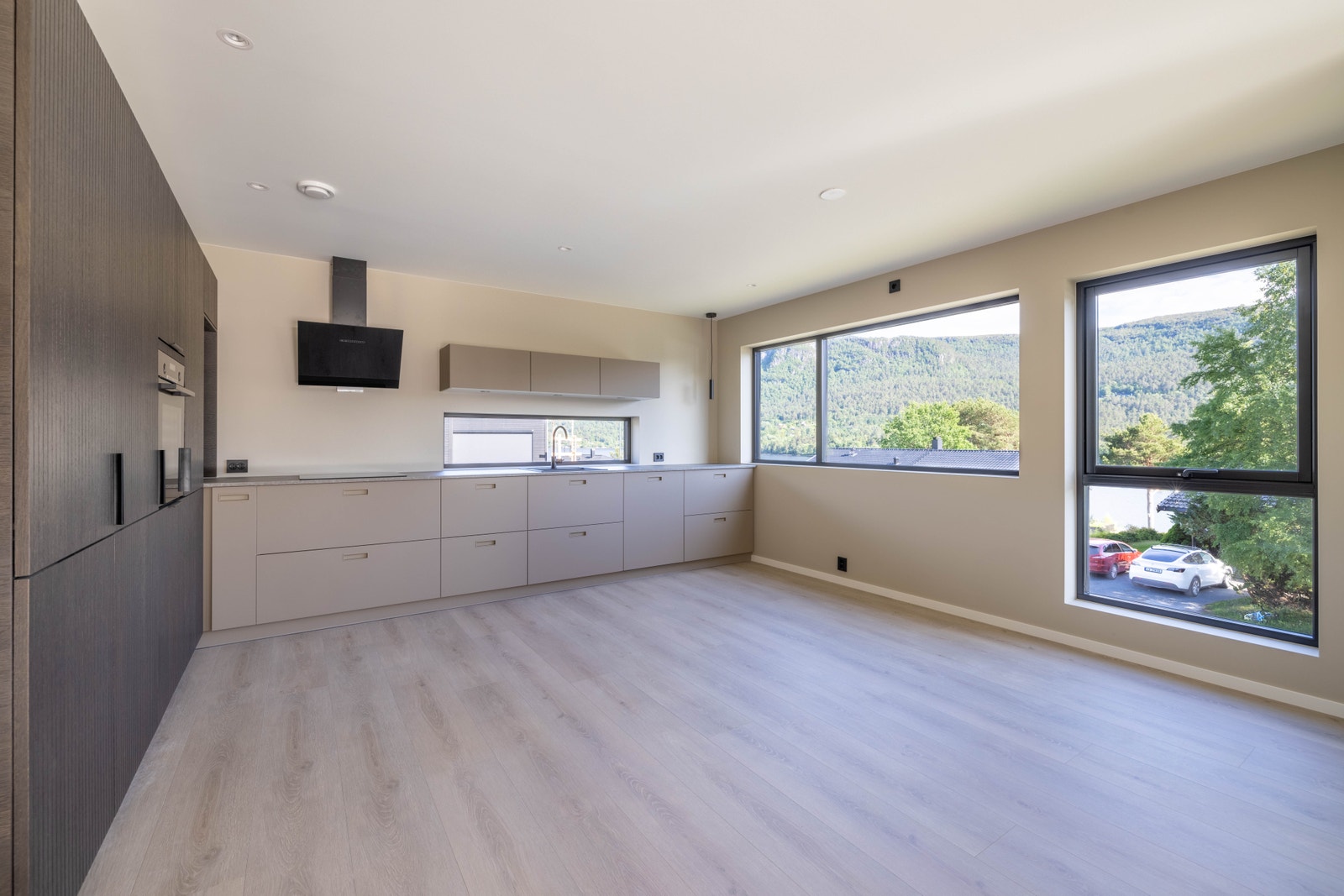 Kjøkkensone har eit opent og romsleg areal med god plass til spisegruppe. Galleribilde