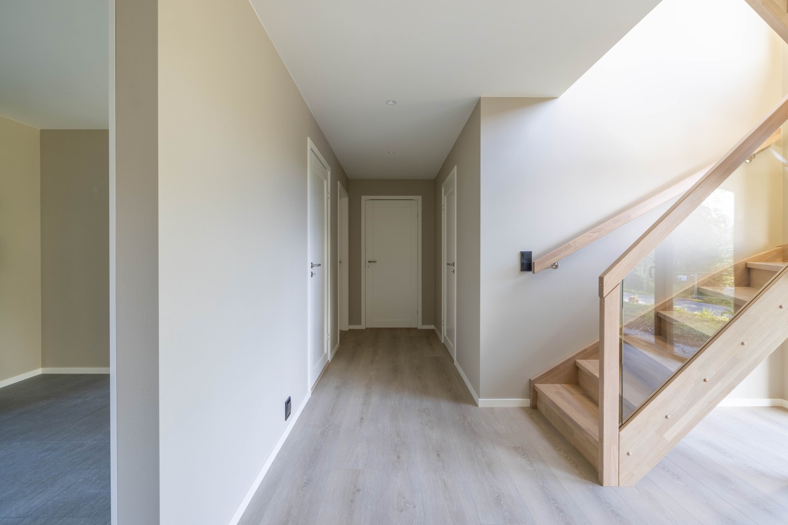 Gang mot bad, kjellerstue, soverom og bod. Galleribilde