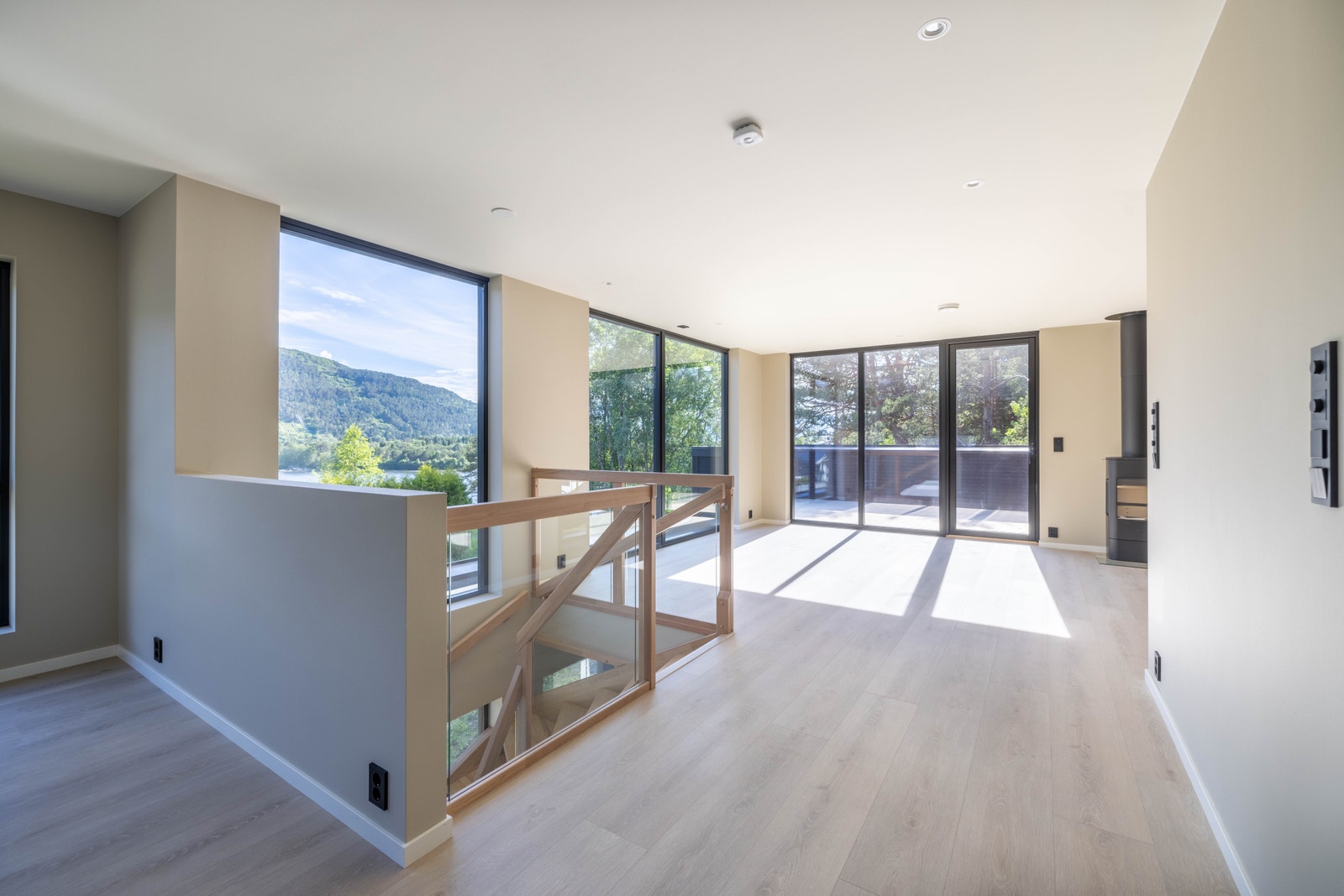 Fint og slitesterkt laminatgolv, slette overflater og listefri overgang mot tak og vindu/dører mot yttervegg. Galleribilde