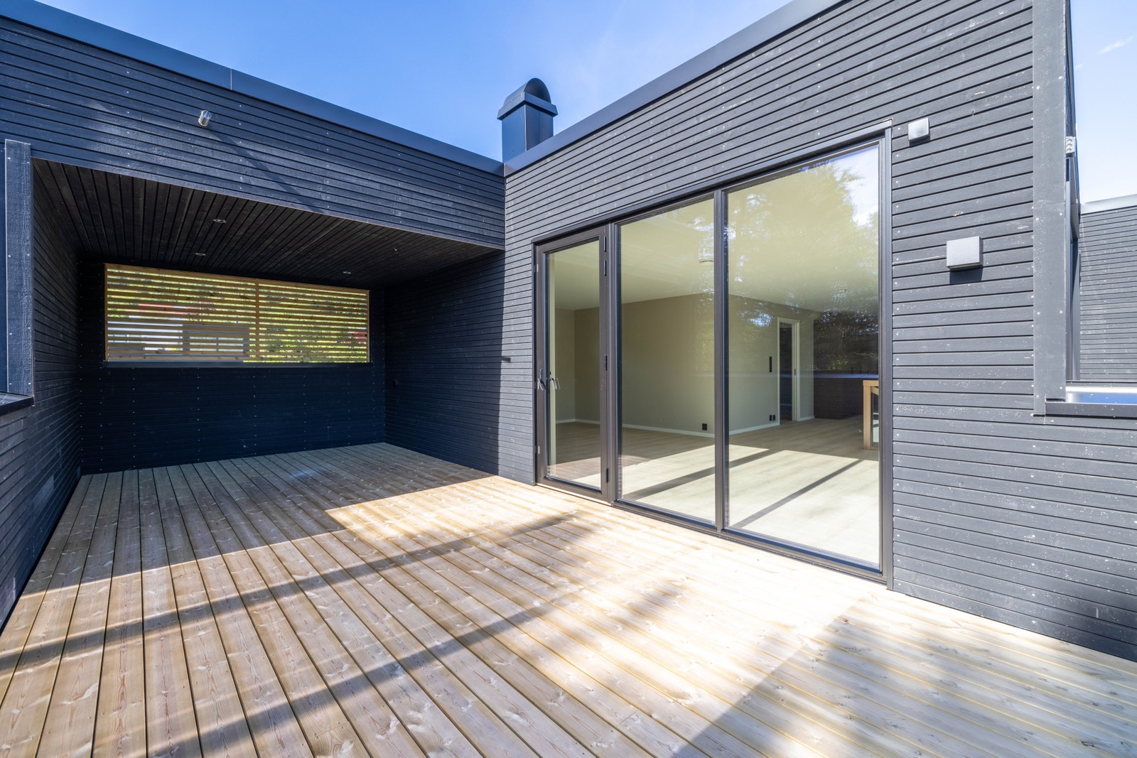 Solrik vestvendt terrasse med hagestue i bakkant. Hagestua har downligts i tak for fin belysning på kveld. Galleribilde