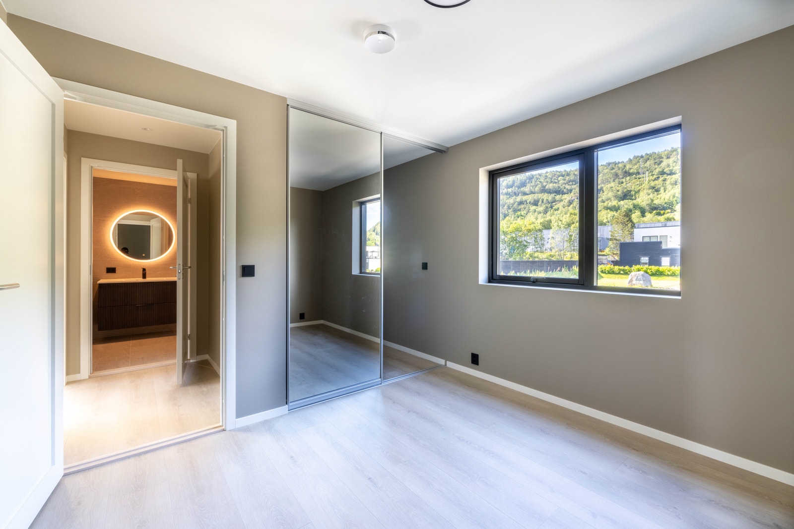 Walk-in garderobe med inngang frå hovudsoverommet gir god plass til oppbevaring. Galleribilde