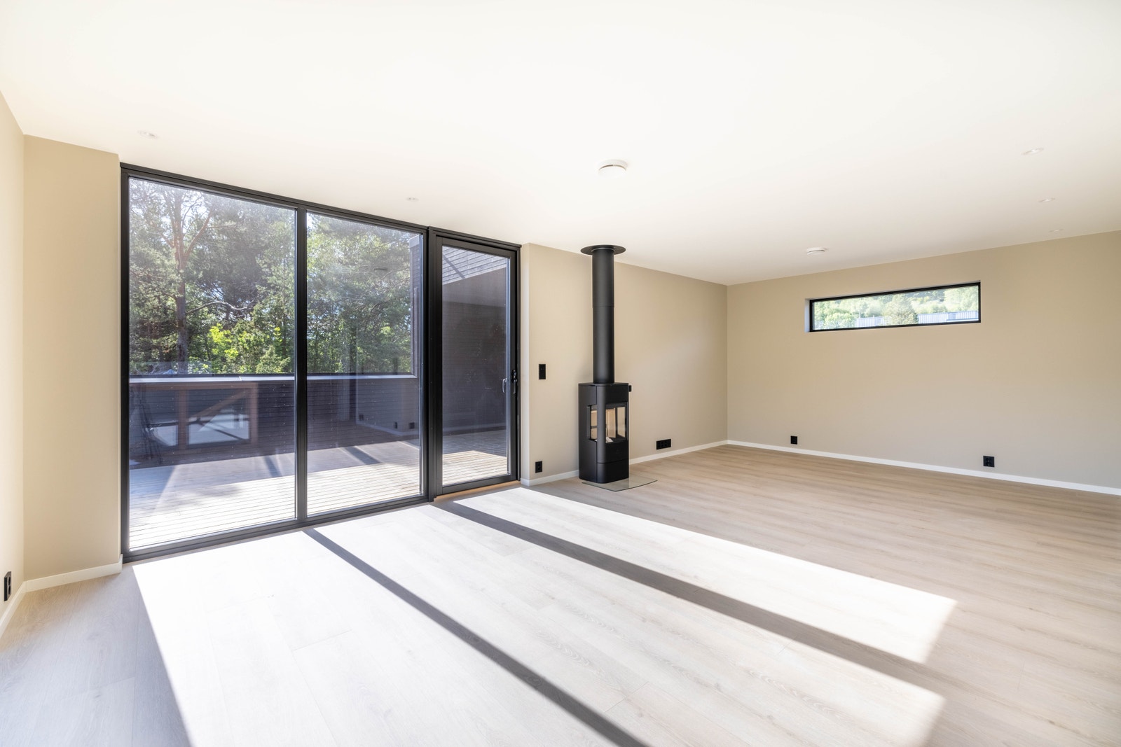 Frå stua er det utgang til stor vestvendt terrasse og hagestue. Galleribilde